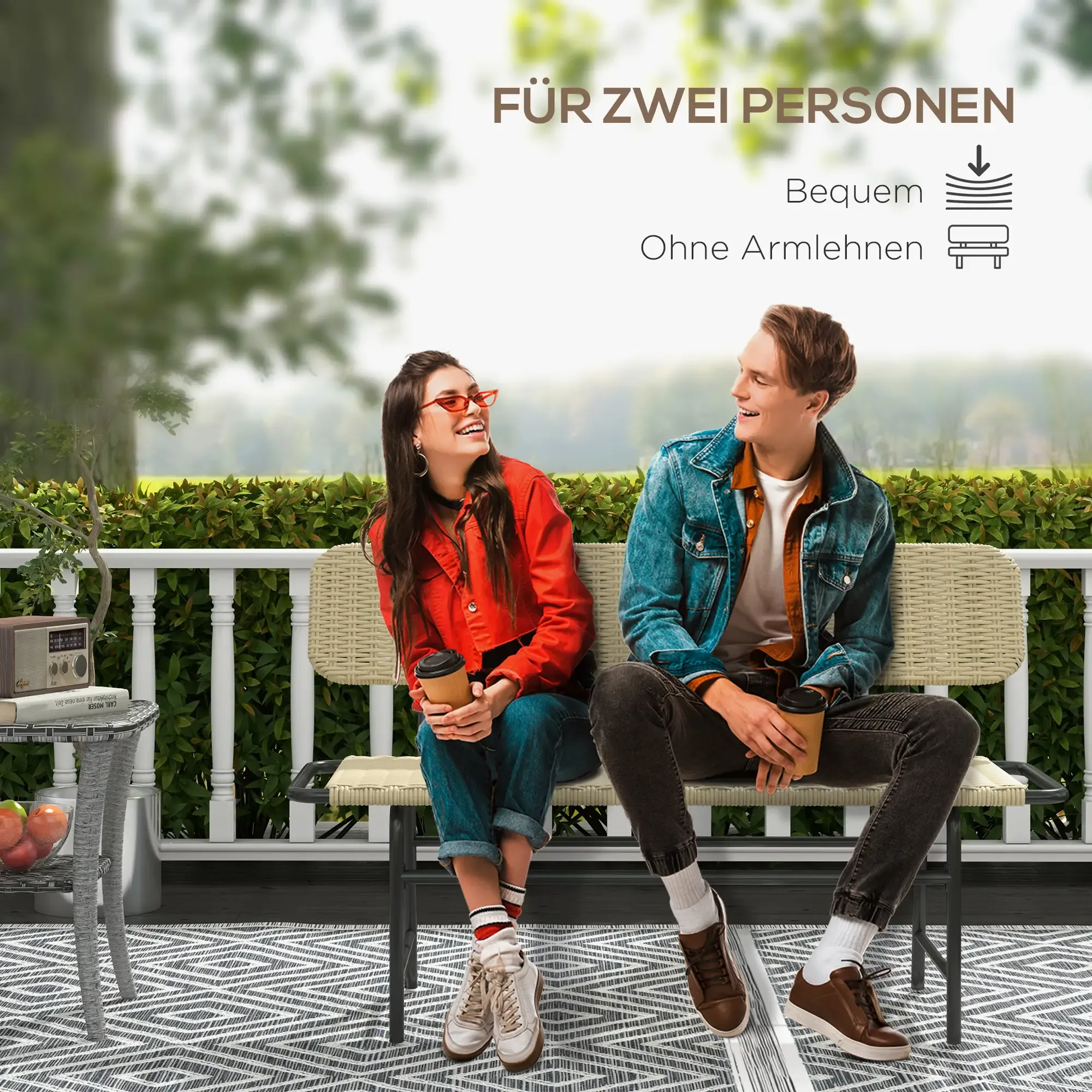 Ein Paar sitzt draußen auf einer beige geflochtenen Bank, genießt Kaffee und die Gesellschaft des anderen.