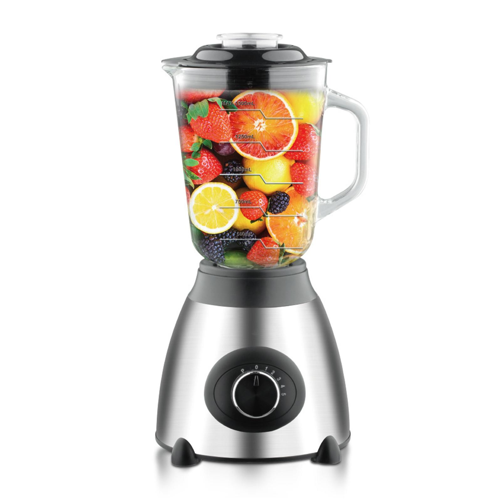 Ein Mixer gefüllt mit Früchten wie Orangen, Zitronen, Erdbeeren und Brombeeren.