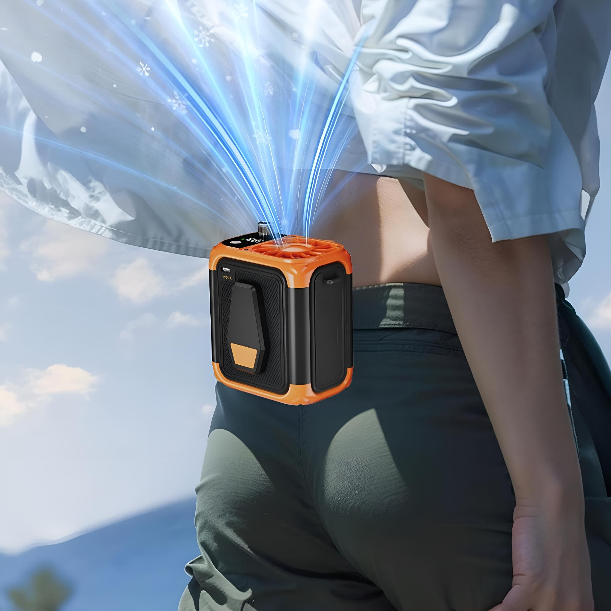 Tragbarer orangefarbener und schwarzer Ventilator, der an der Taille einer Person befestigt ist, mit blauem Luftstromeffekt.