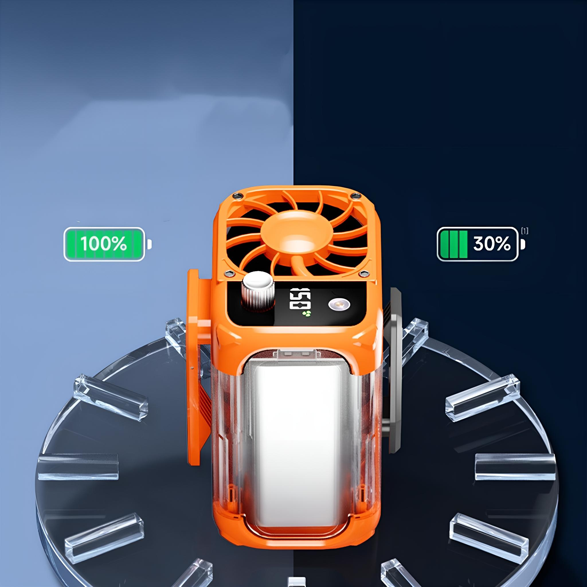 Orangener tragbarer Ventilator, der 100 % und 30 % Akkustand auf einem transparenten Displayständer anzeigt.