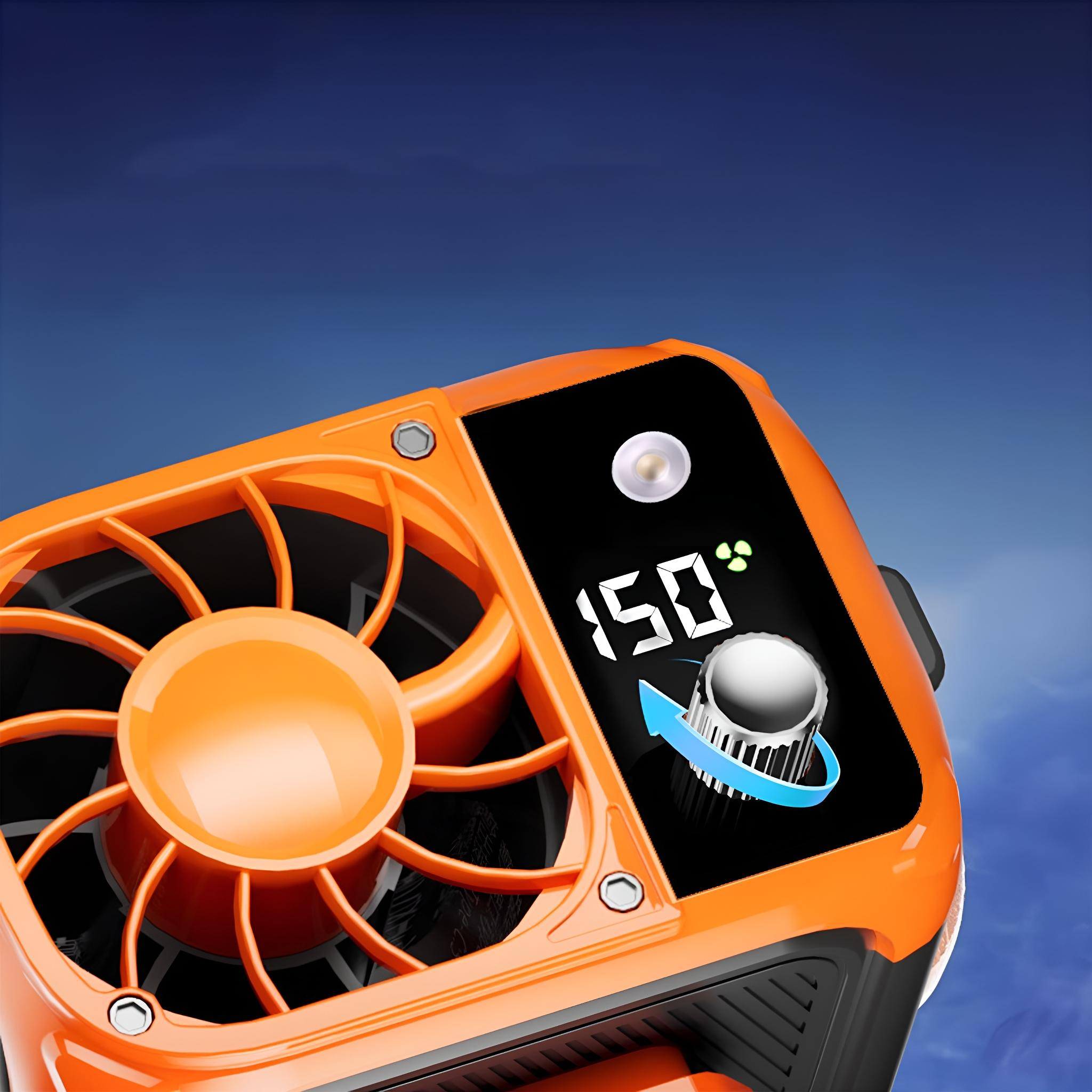 Nahaufnahme eines orangefarbenen tragbaren Ventilators mit digitaler Anzeige und Bedienknopf vor blauem Himmel.
