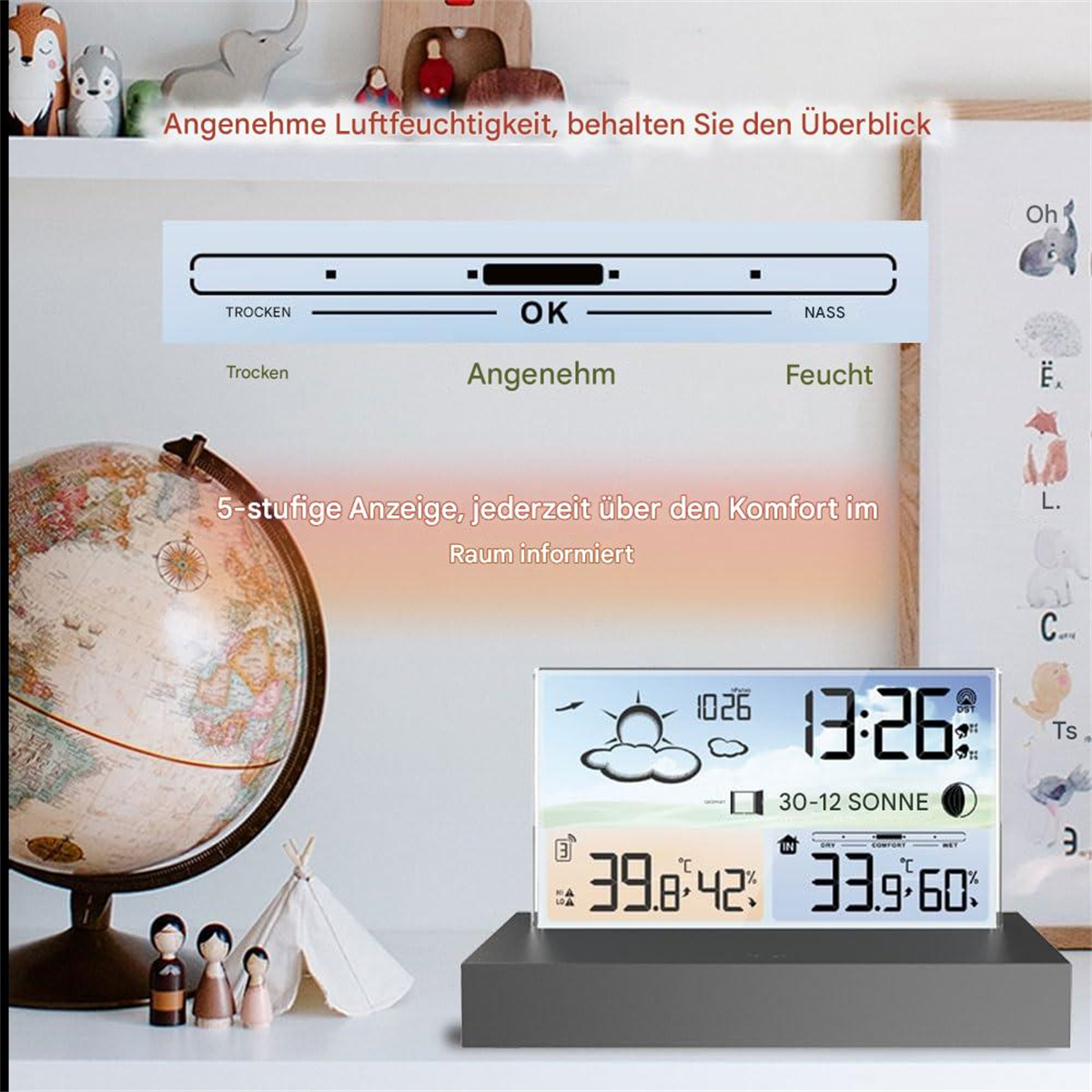Eine Wetterstation auf einem Tisch in der Nähe eines Globus und Figuren, die Temperatur, Luftfeuchtigkeit und Wettervorhersage anzeigt.
