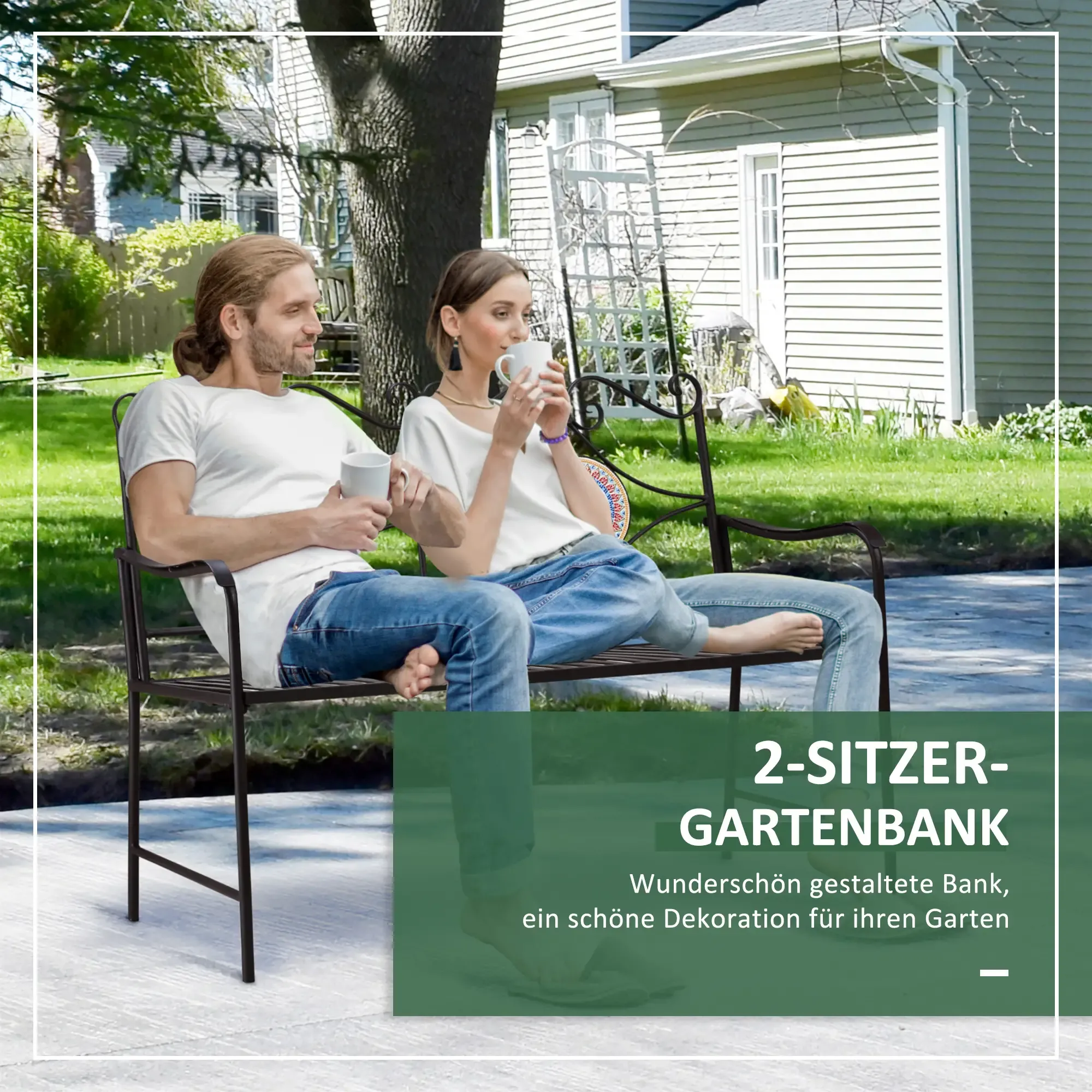 Ein Mann und eine Frau sitzen auf einer braunen Gartenbank aus Metall vor einem Haus und grünen Bäumen.
