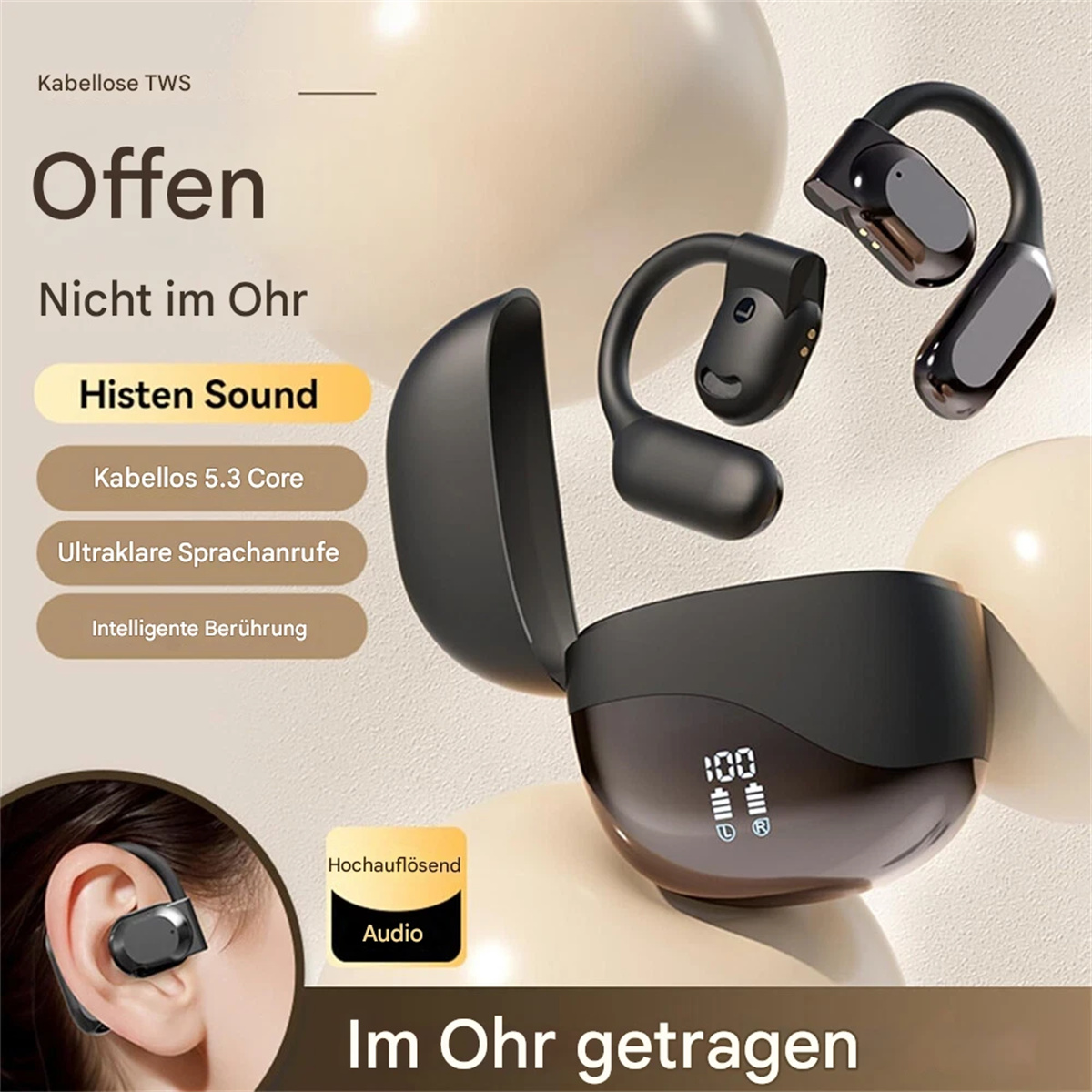 Schwarze kabellose Ohrhörer und Ladeetui mit digitaler Anzeige auf beigem Hintergrund.