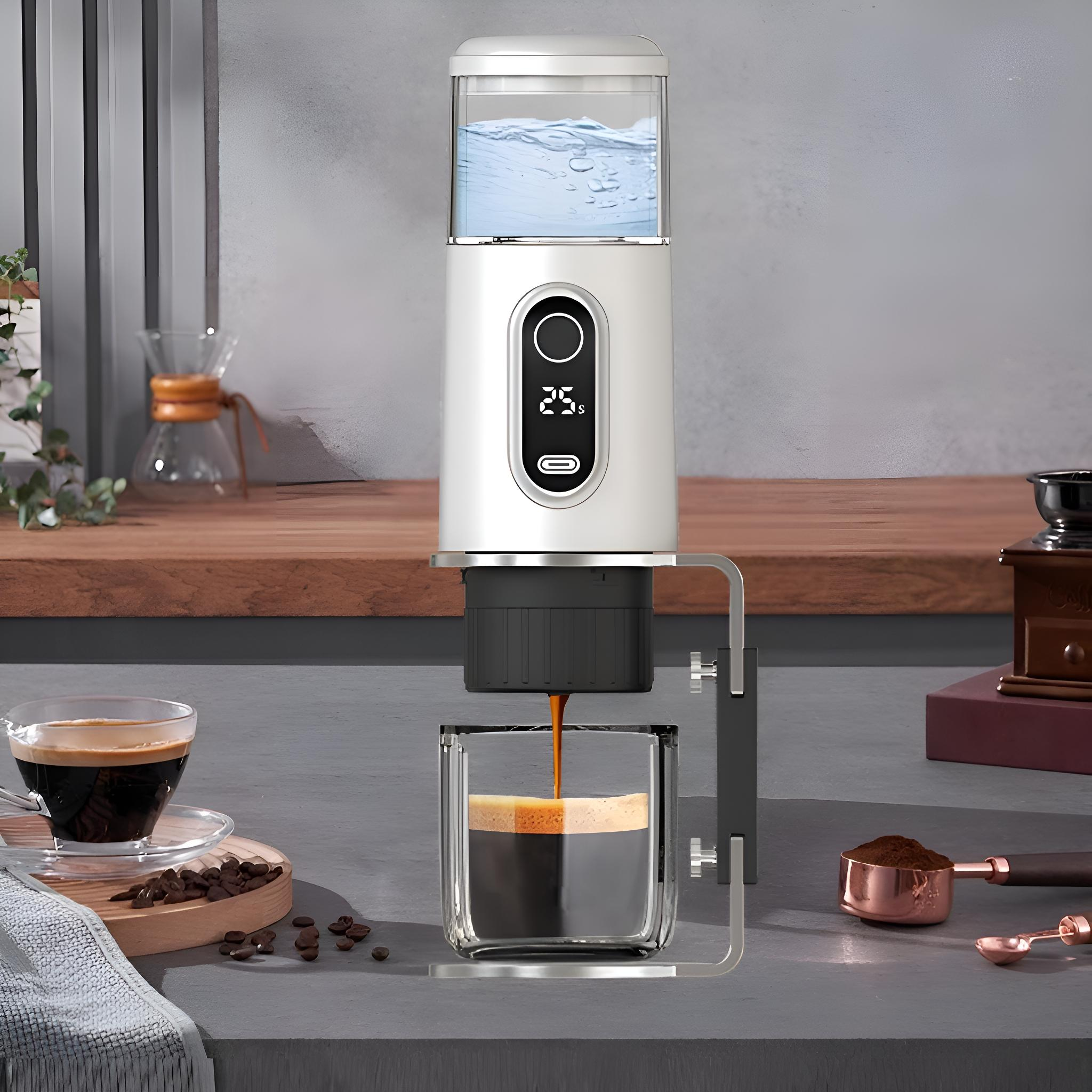 Weißer tragbarer Espressokocher, der Kaffee in eine Glastasse mit Kaffeebohnen abgibt.