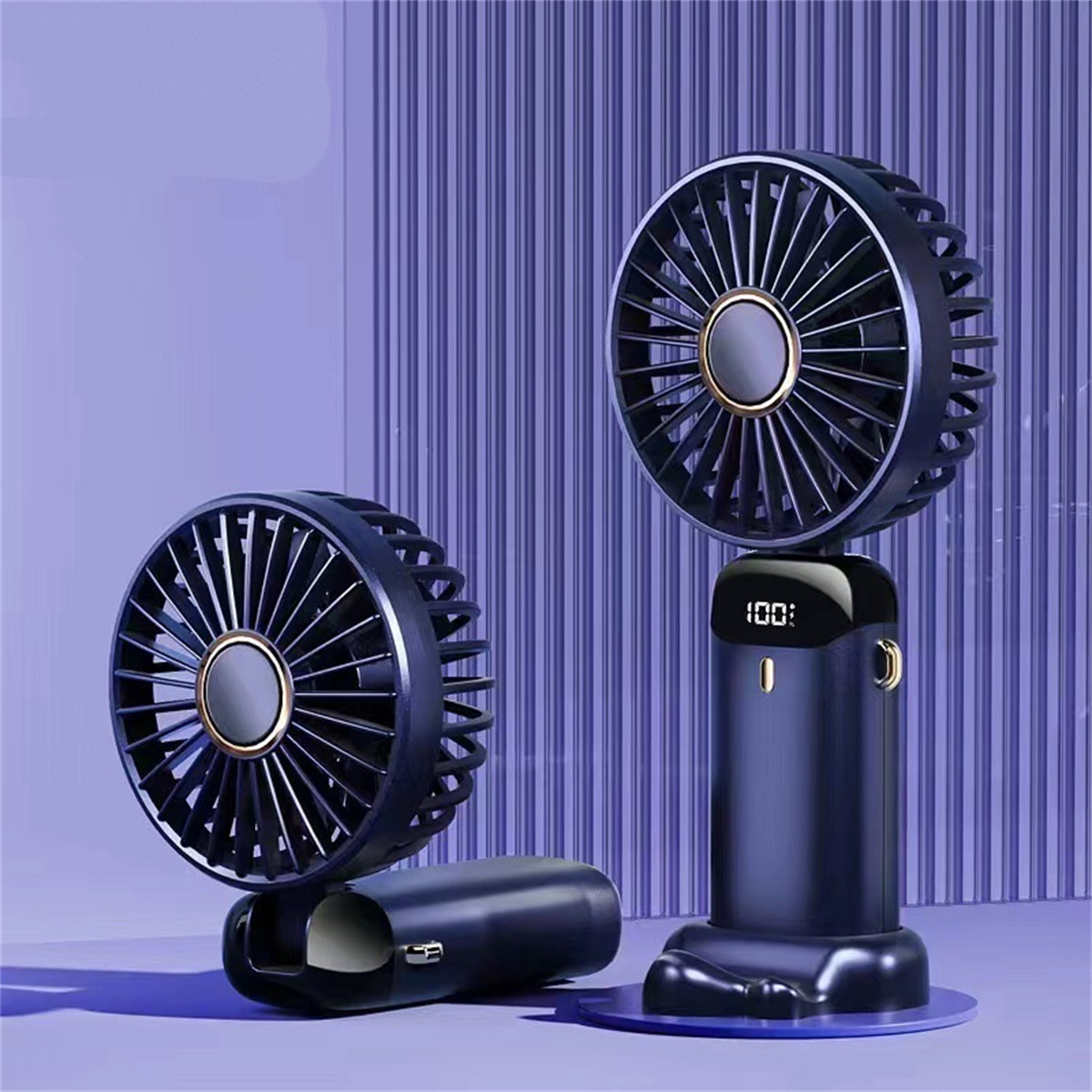 Zwei schwarze tragbare Ventilatoren mit digitaler Anzeige, einer stehend und einer liegend, vor einem lila Hintergrund.