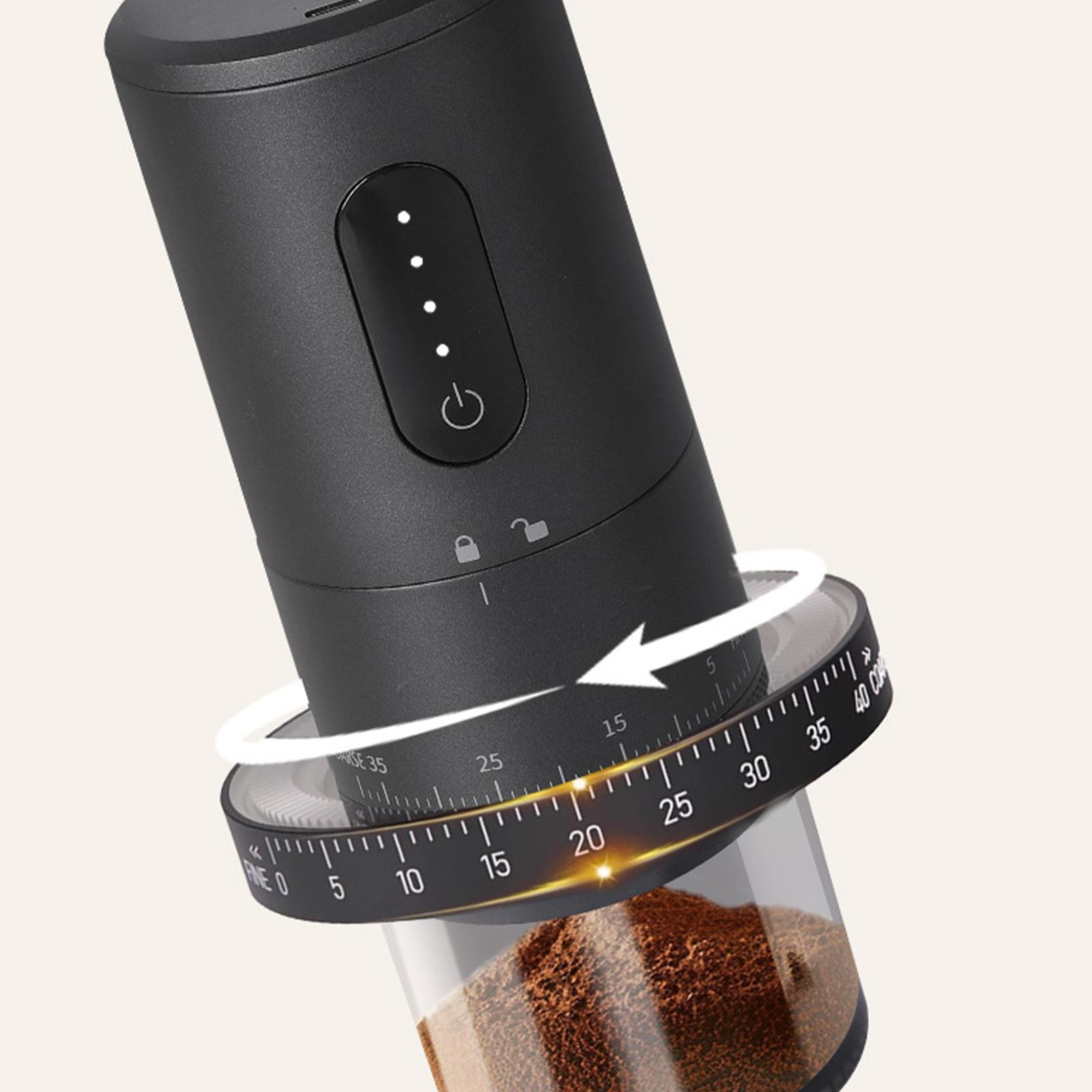 Nahaufnahme einer schwarzen Mühle mit einem durchsichtigen Behälter, der mit gemahlenem Kaffee gefüllt ist und die Mahlgradeinstellungen zeigt.