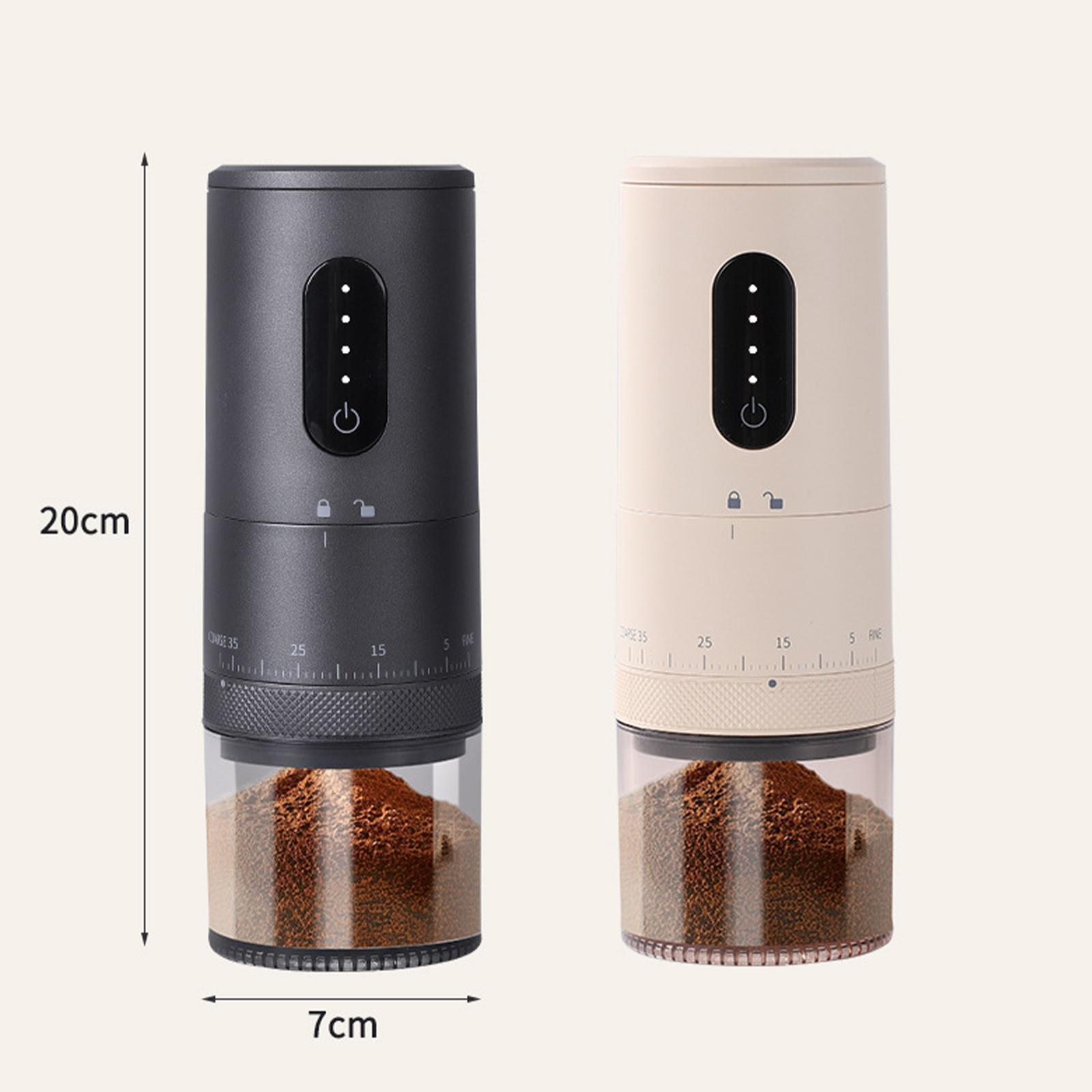Zwei Kaffeemühlen, schwarz und beige, mit beschrifteten Abmessungen, die Größe und Design zeigen.