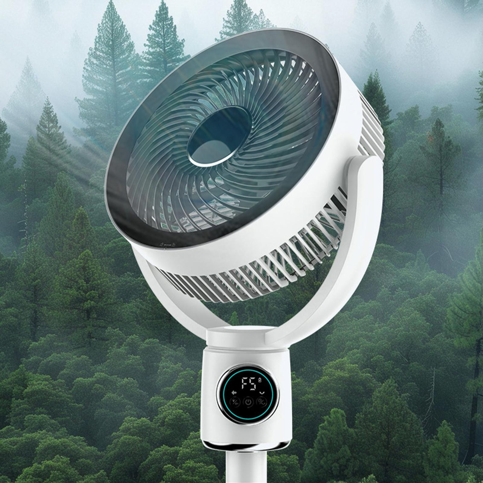 Ein weißer Ventilator steht vor einer Waldkulisse. Der Ventilator verfügt über eine Digitalanzeige, die Temperatur und Einstellungen anzeigt.