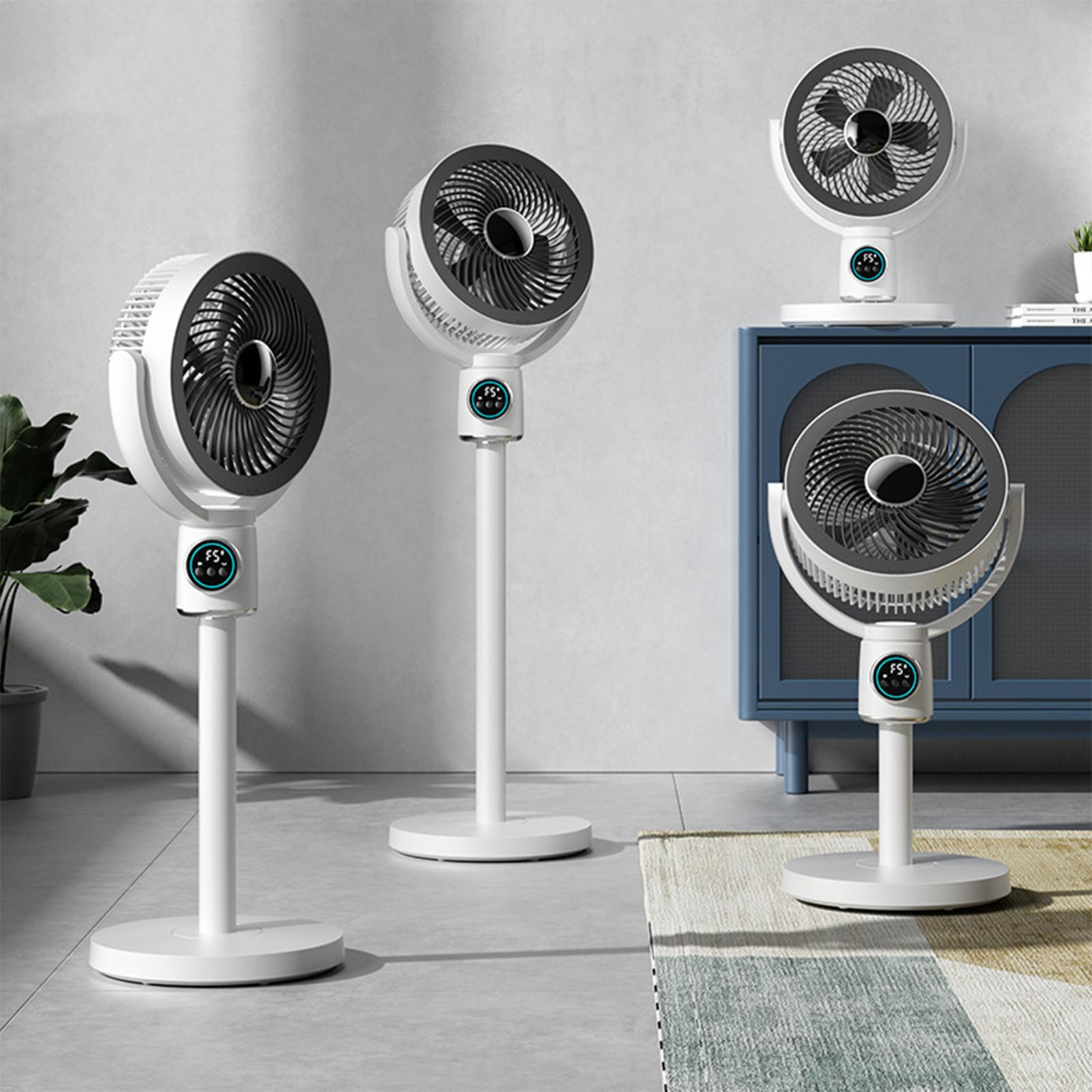 Vier weiße Ventilatoren stehen in einem Raum mit einem blauen Schrank, einem Teppich und einer Pflanze und zeigen unterschiedliche Höhen und Winkel.
