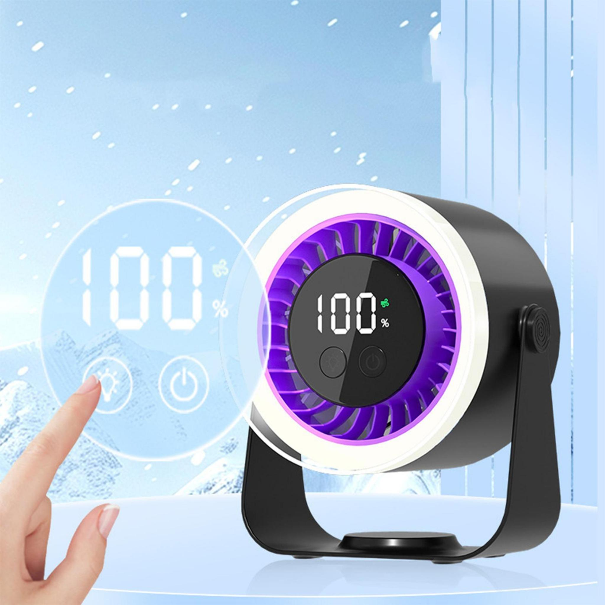 Ein schwarzer, runder Ventilator mit einer Digitalanzeige, die 100 % anzeigt, steht auf einer hellblauen Oberfläche mit einem verschwommenen Hintergrund.