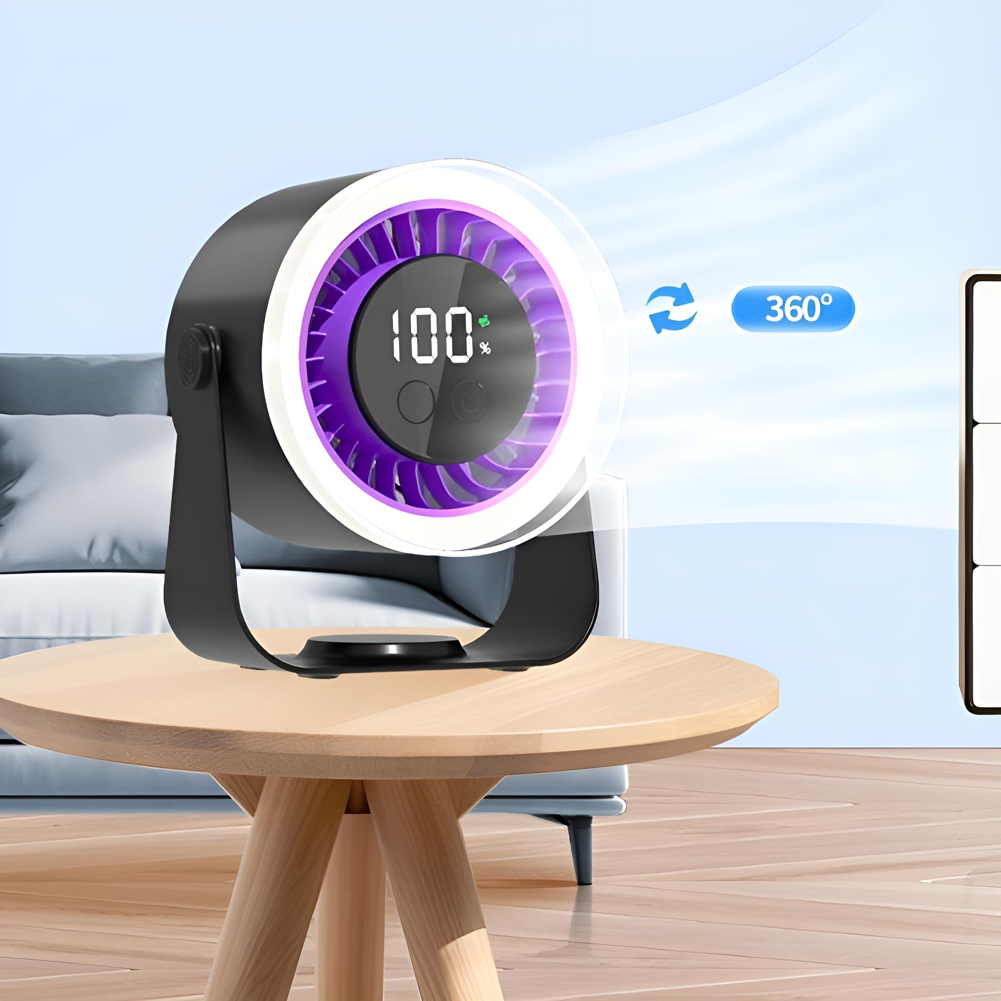 Ein schwarzer, runder Ventilator mit einer Digitalanzeige steht auf einem Holztisch mit einem Sofa im Hintergrund.