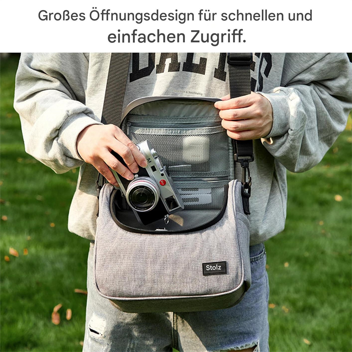 Eine graue Kameratasche wird gezeigt, wie eine Kamera hineingelegt wird, was das Design mit einfachem Zugriff hervorhebt.