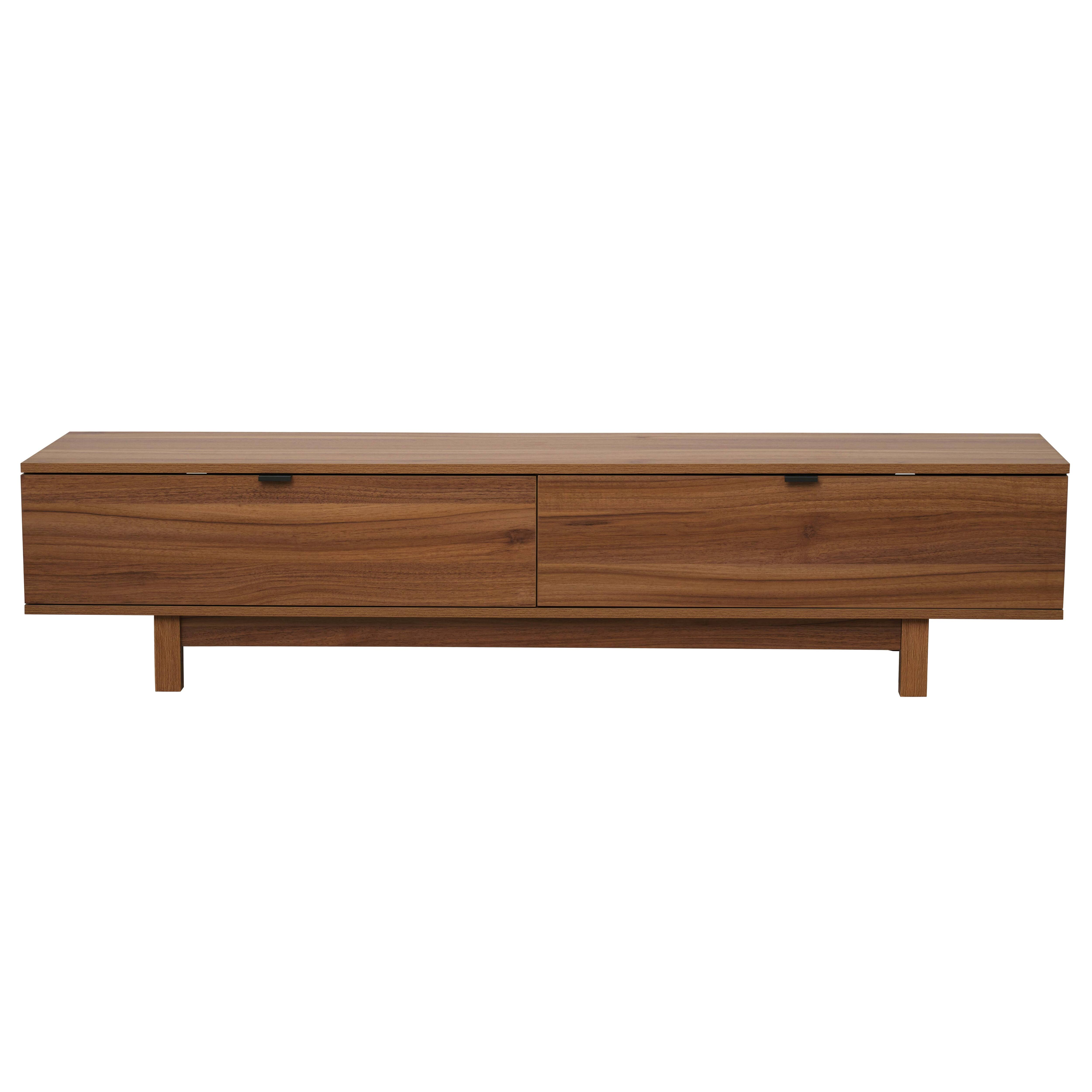 Ein langer, brauner TV-Ständer aus Holz mit zwei Schubladen und kurzen Beinen, isoliert auf einem weißen Hintergrund.