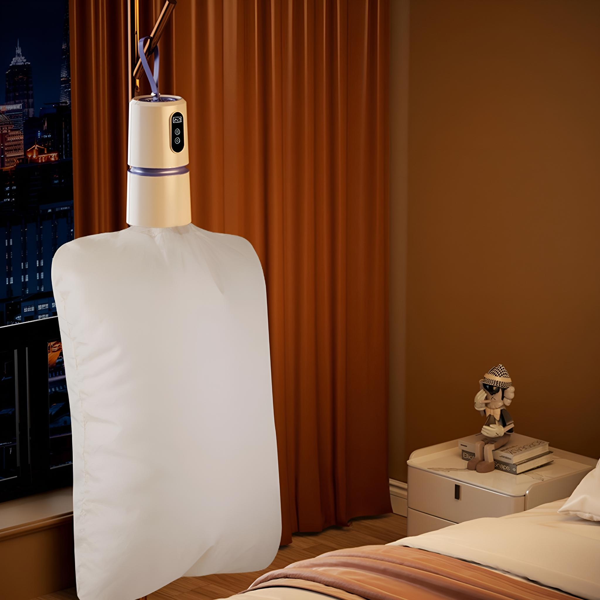 Ein automatischer Wäschetrockner hängt vor einem Fenster mit Blick auf eine Stadt bei Nacht.