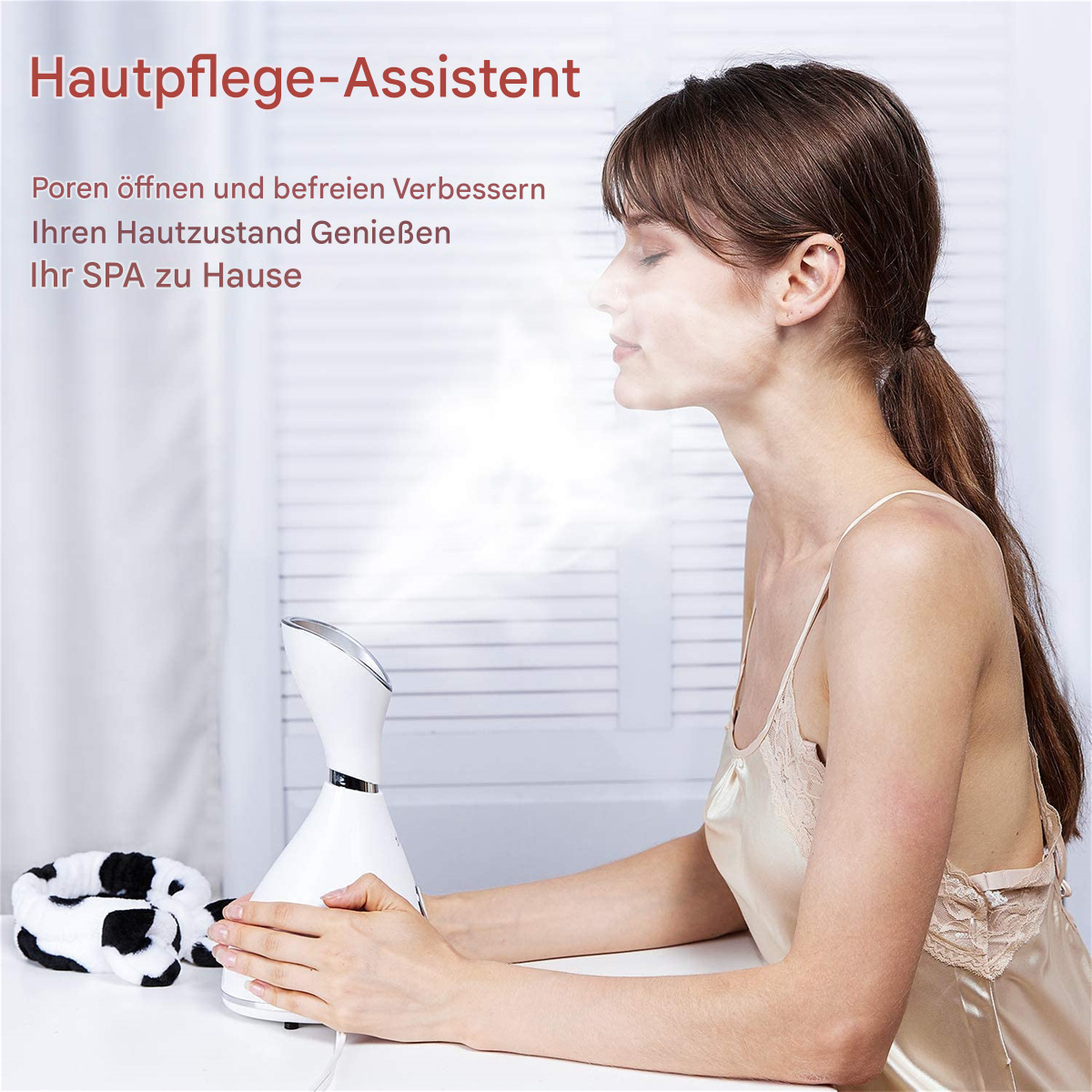 Eine Frau benutzt einen Gesichtsbedampfer auf einem weißen Tisch, mit einem Stirnband in der Nähe.