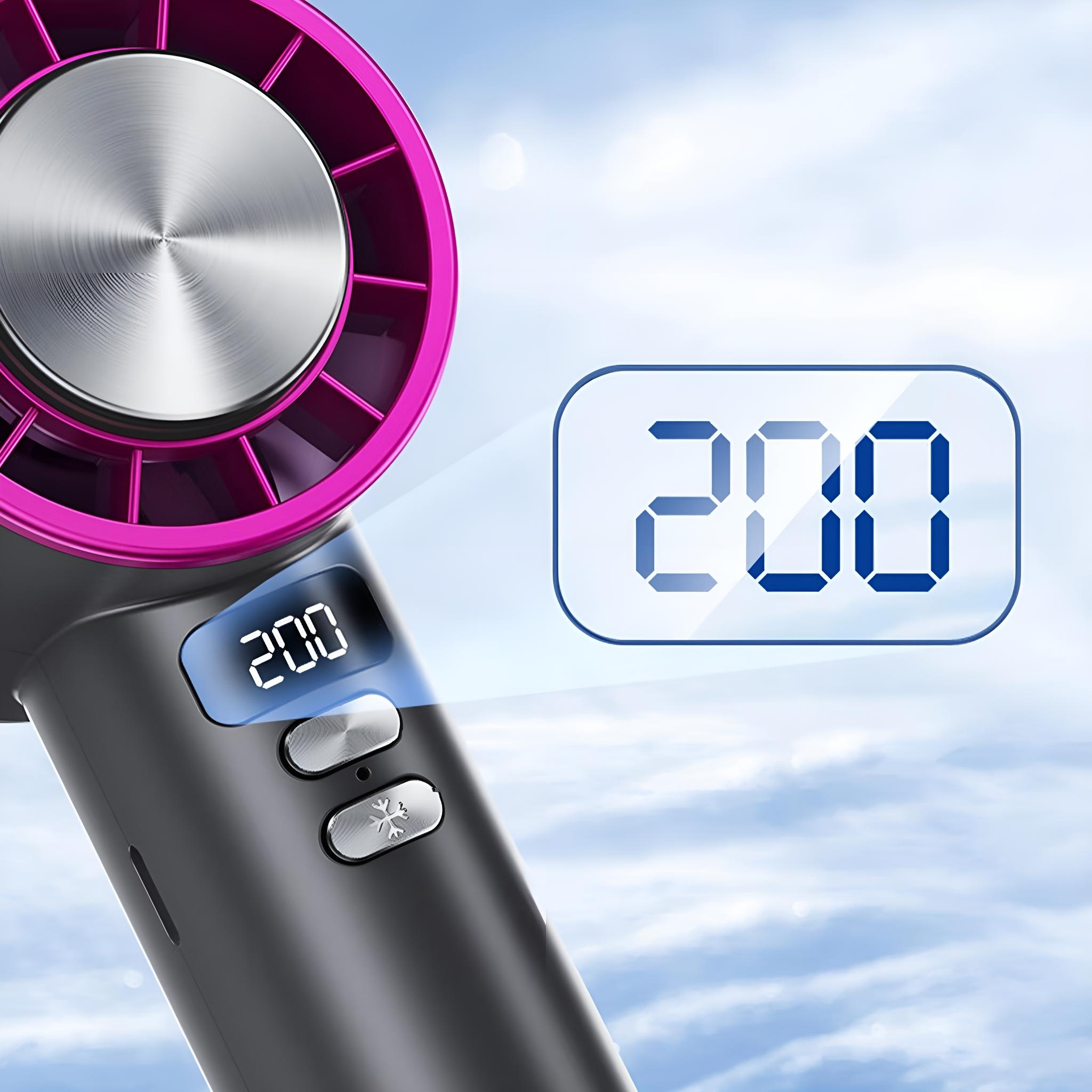Nahaufnahme eines grauen Ventilators mit rosa Zierleisten, der eine digitale Anzeige von „200“ vor dem Himmel zeigt.