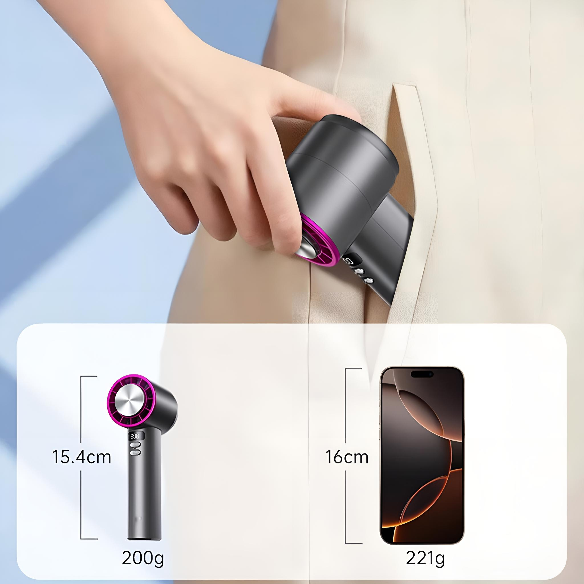 Ein grauer Ventilator wird zum Größenvergleich neben einem Telefon gezeigt, wobei Gewicht und Abmessungen angegeben sind.