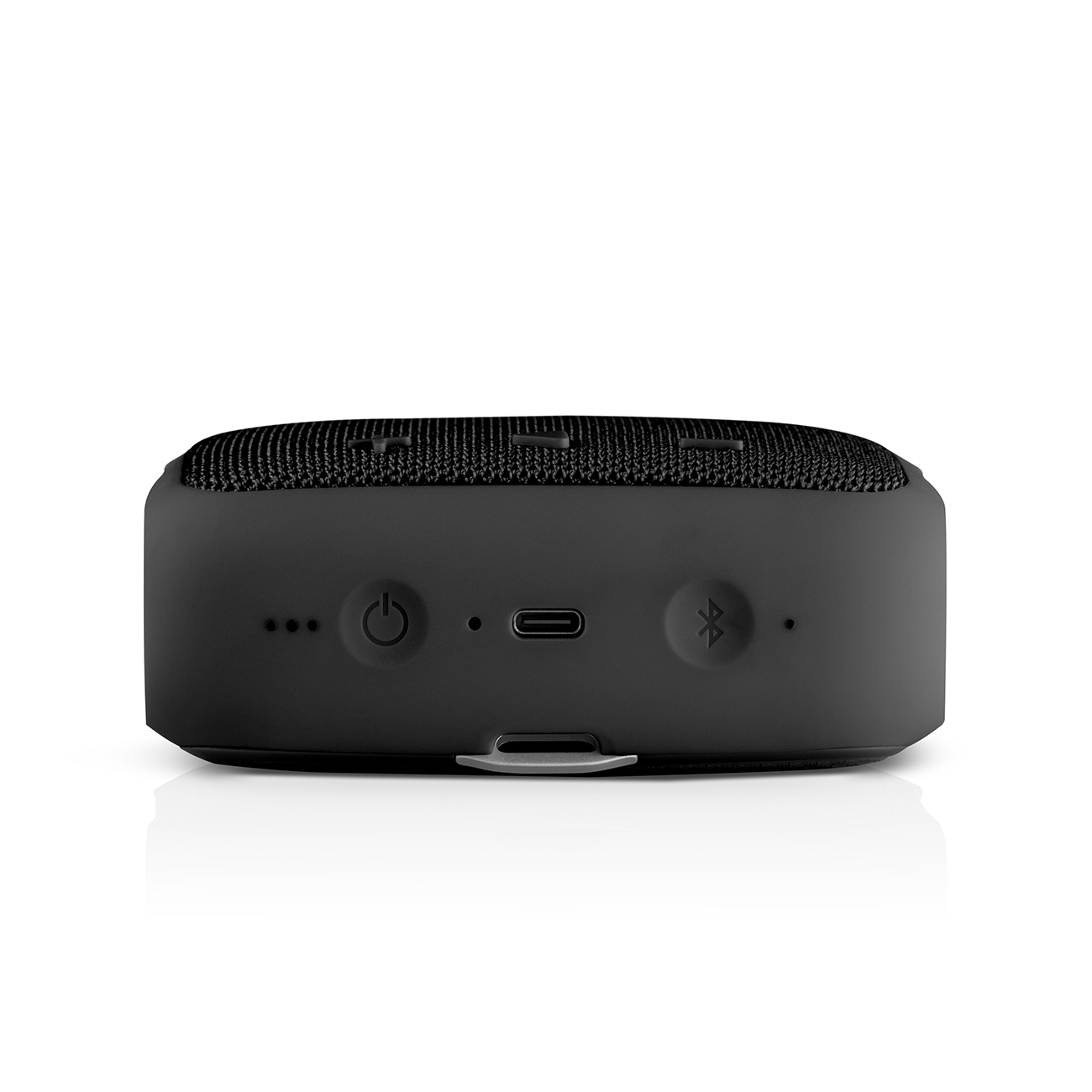 Een kleine, zwarte, rechthoekige Bluetooth-speaker met knoppen en poorten aan de voorkant. De bovenkant is van gaas.