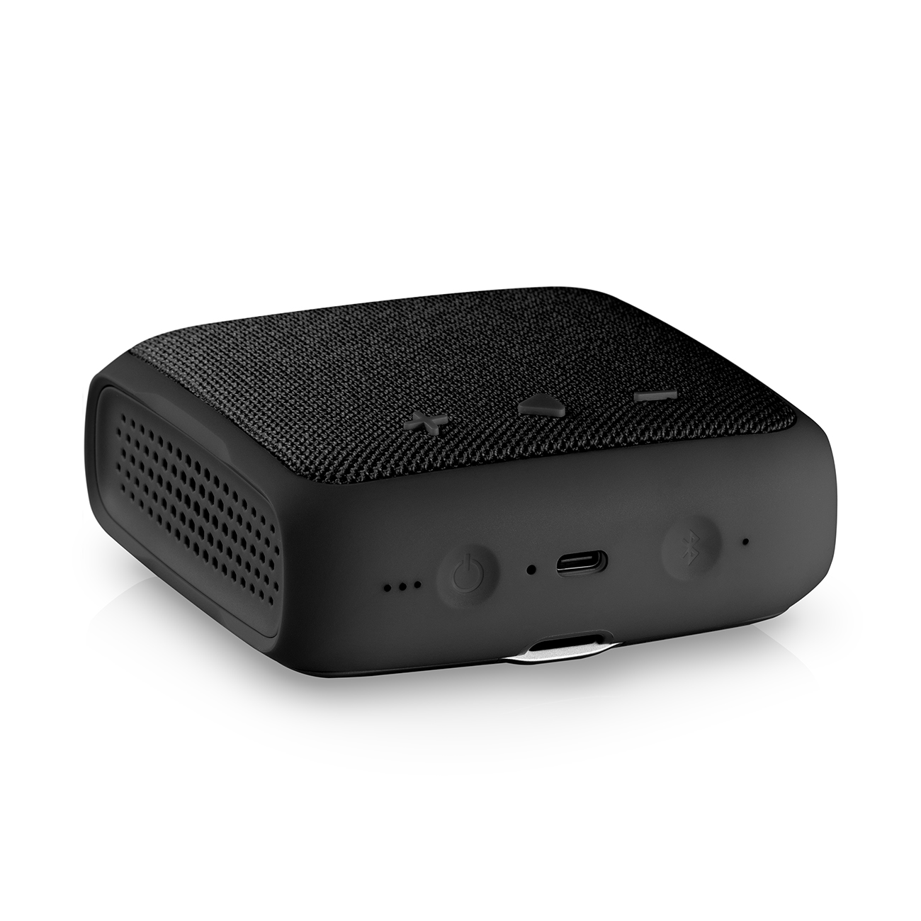 Een kleine, zwarte, rechthoekige Bluetooth-speaker met knoppen en poorten aan de voorkant en gaten aan de zijkant.