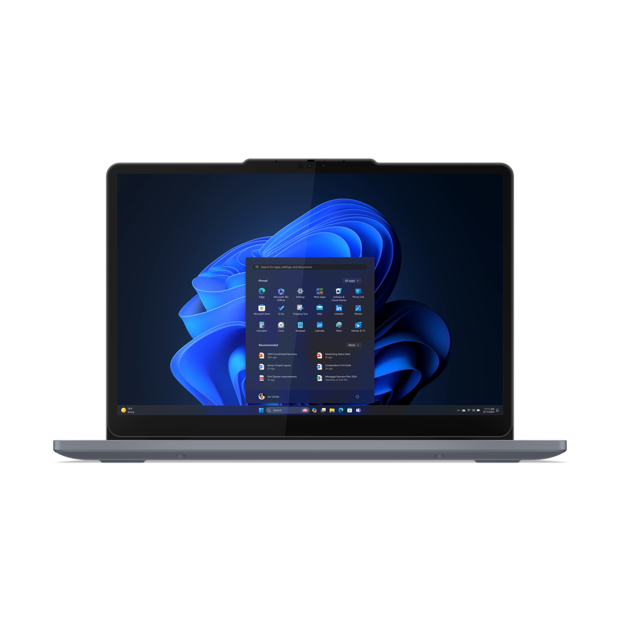 Ein grauer Laptop ist geöffnet und zeigt das Windows-Betriebssystem auf seinem Bildschirm.