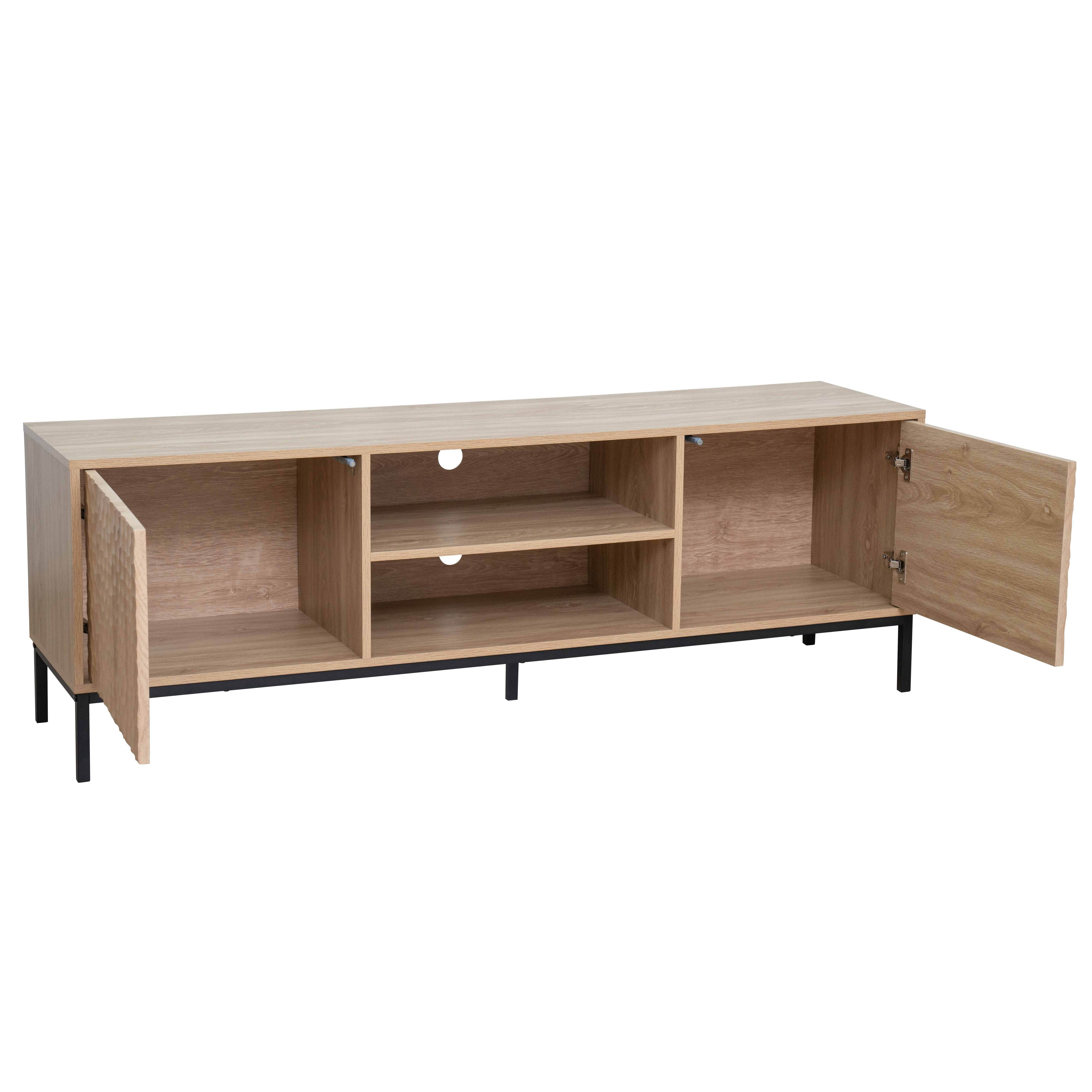 Ein hellbrauner TV-Ständer aus Holz mit zwei Regalen in der Mitte und einem Schrank auf jeder Seite mit offenen Türen.