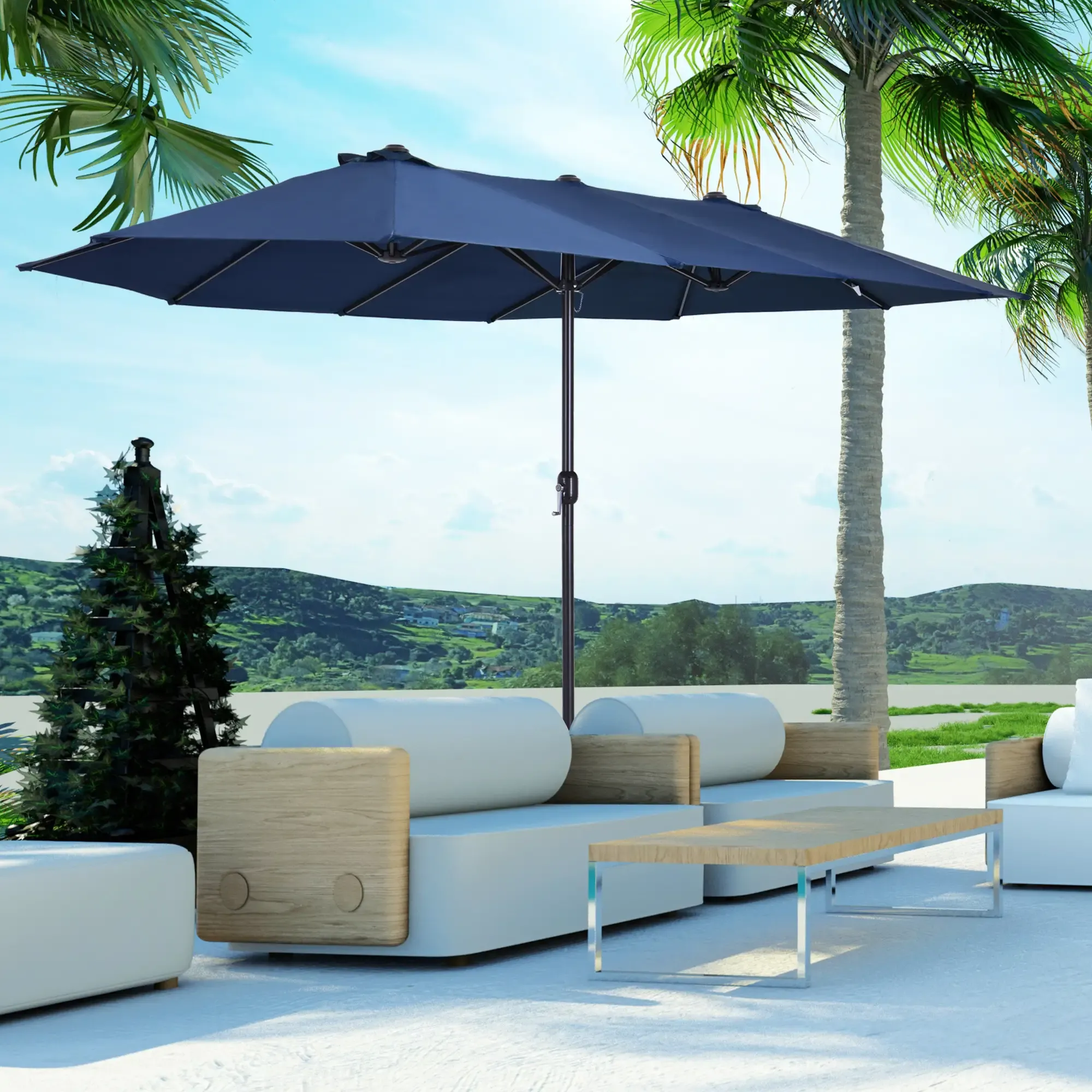 Außenbereich mit einem blauen Terrassenschirm über weißen Sofas, Palmen und Hügeln.