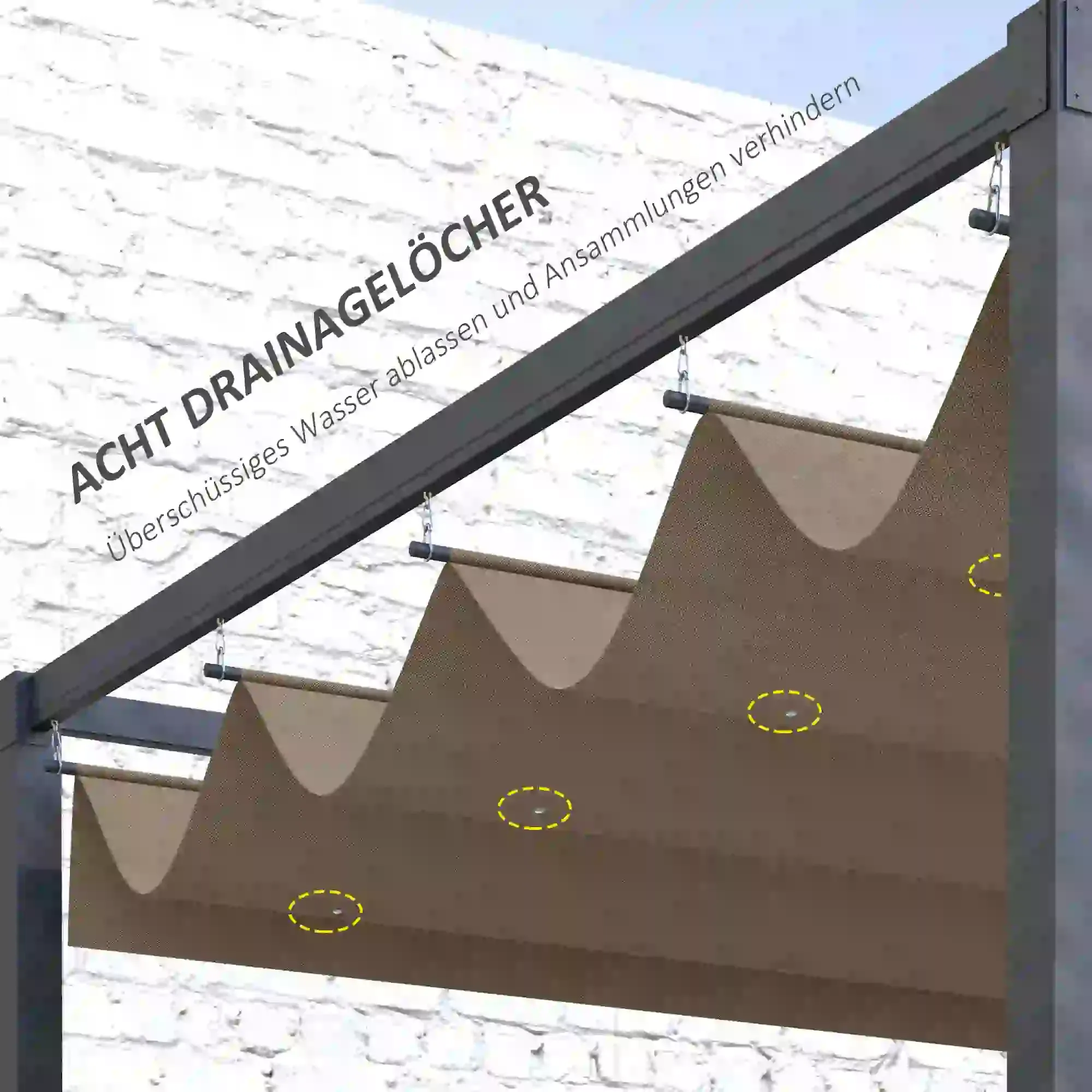 Eine braune Markise mit Entwässerungslöchern ist an einem grauen Rahmen vor einer Ziegelwand befestigt.