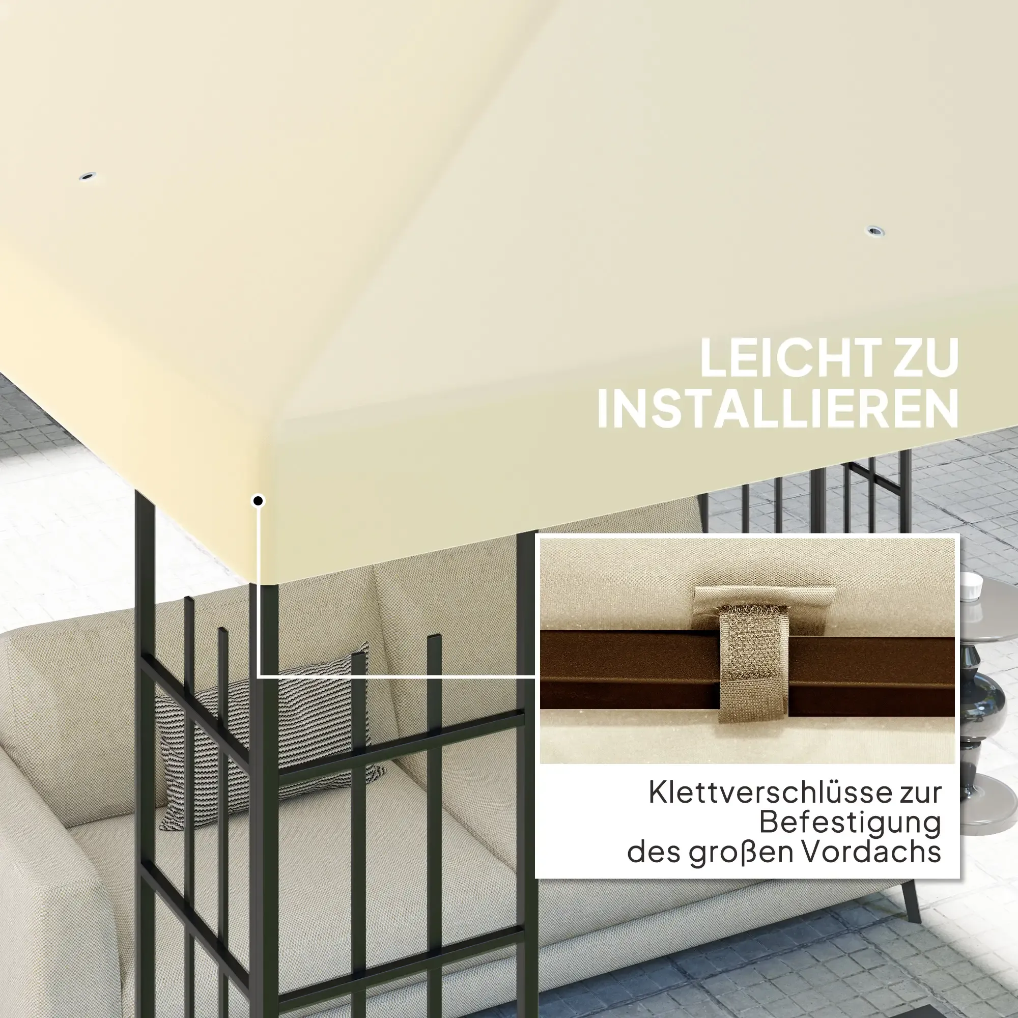 Eine cremefarbene Markise ist an einem Rahmen befestigt, darunter Möbel.