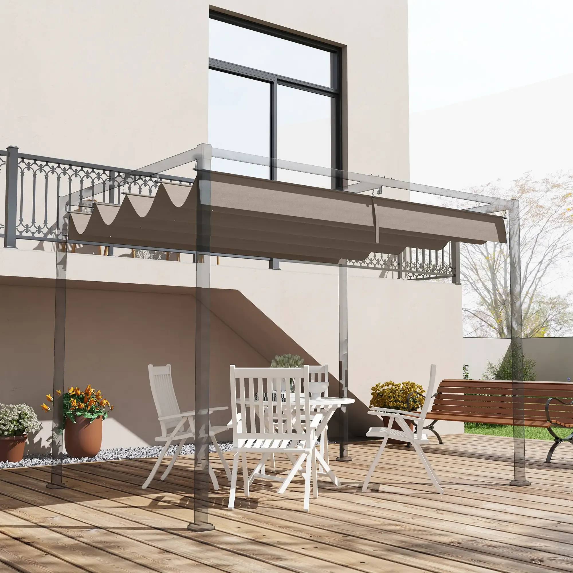 Terrassenszene im Freien mit einer braunen einziehbaren Markise über einem Tisch und Stühlen, mit einem Haus im Hintergrund.