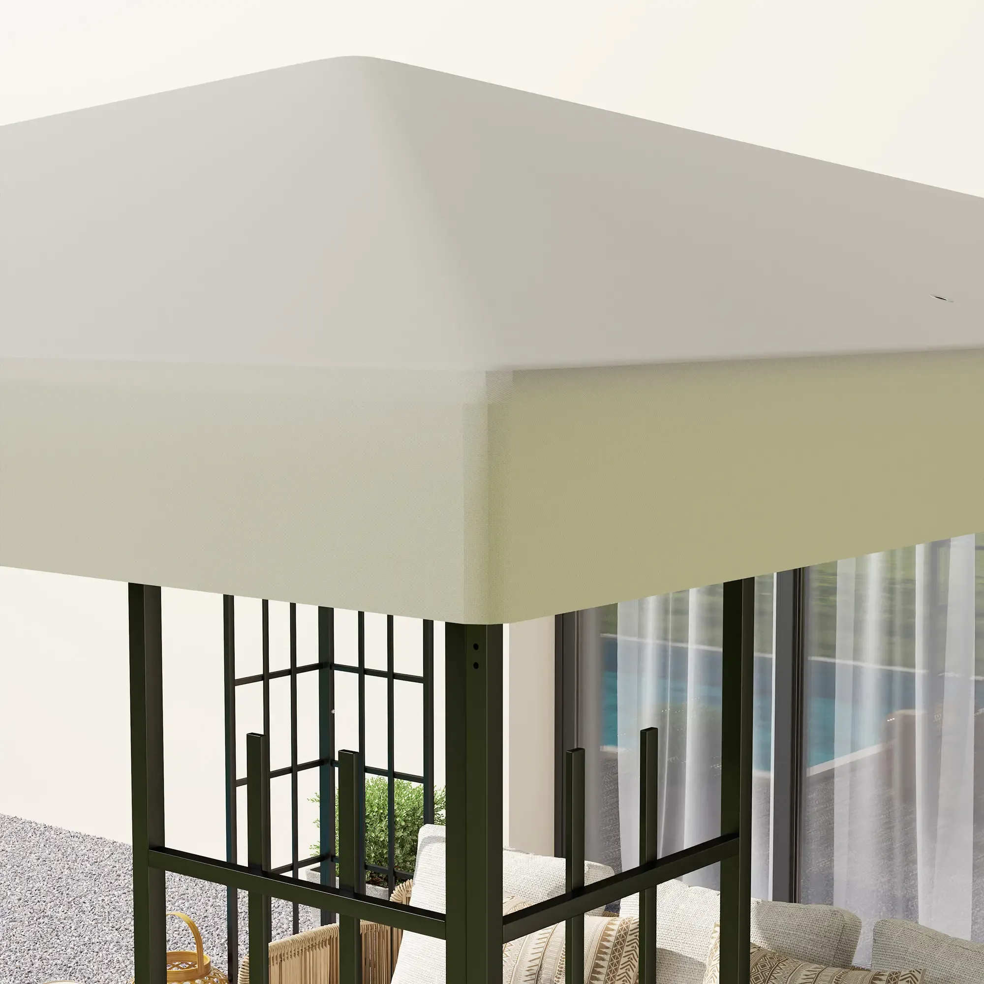 Beige Verdeckoberseite mit dunklem Metallrahmen, die teilweise Sitzgelegenheiten im Freien abdeckt, mit einem Fenster im Hintergrund.