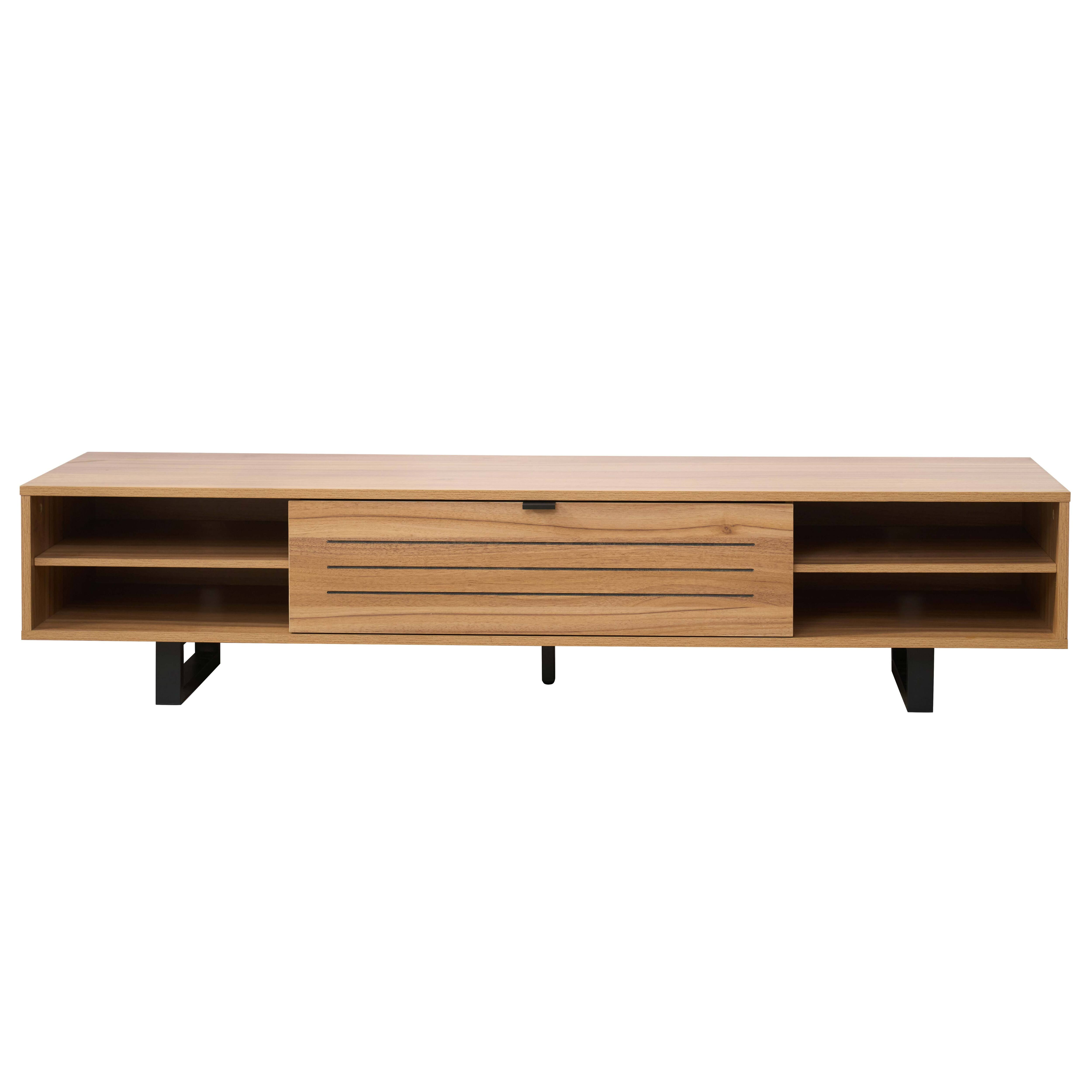 Ein heller Holz-TV-Ständer mit Schiebetür und offenen Regalen auf schwarzen Metallbeinen, isoliert auf Weiß.