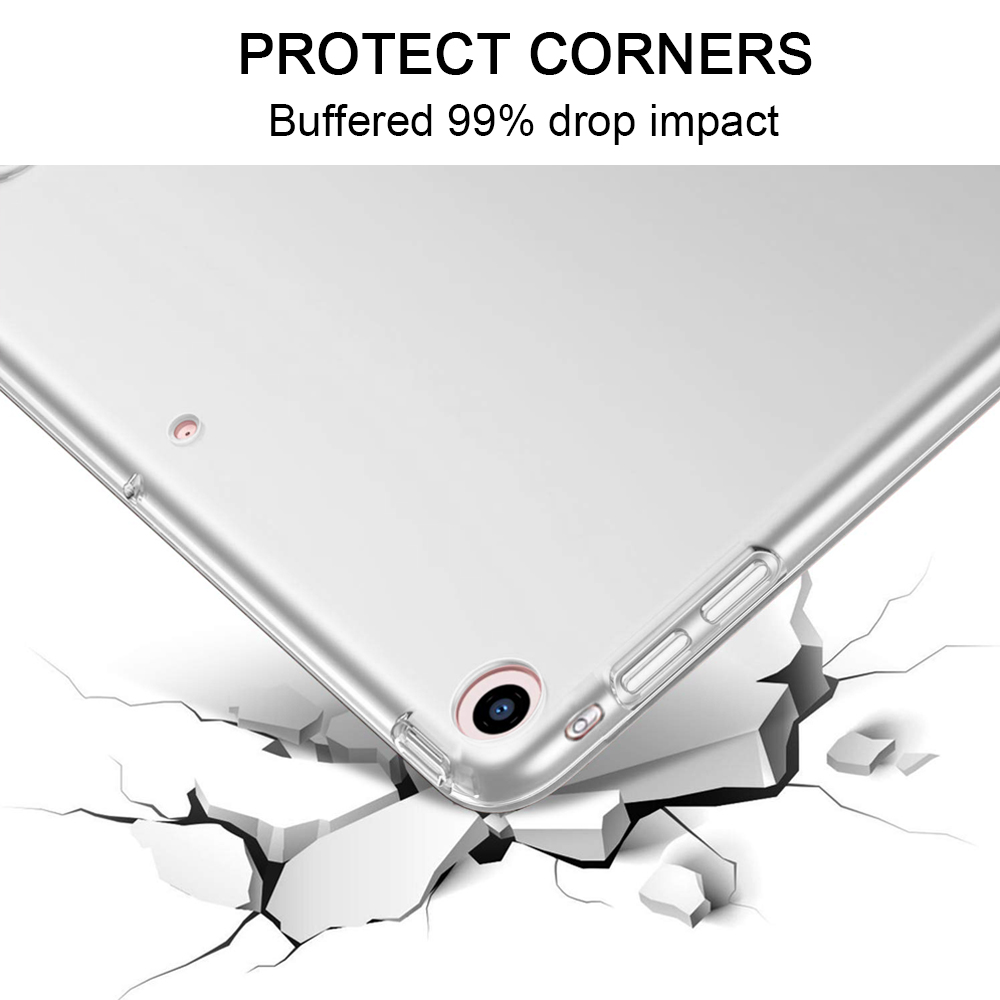 Die Ecke eines Tablets in einer durchsichtigen Hülle absorbiert den Aufprall eines Sturzes, dargestellt vor einer rissigen weißen Oberfläche.