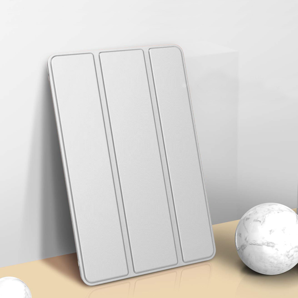 Eine weiße Tablet-Hülle mit drei Abschnitten steht neben einer Marmorkugel auf einer beigen Oberfläche.