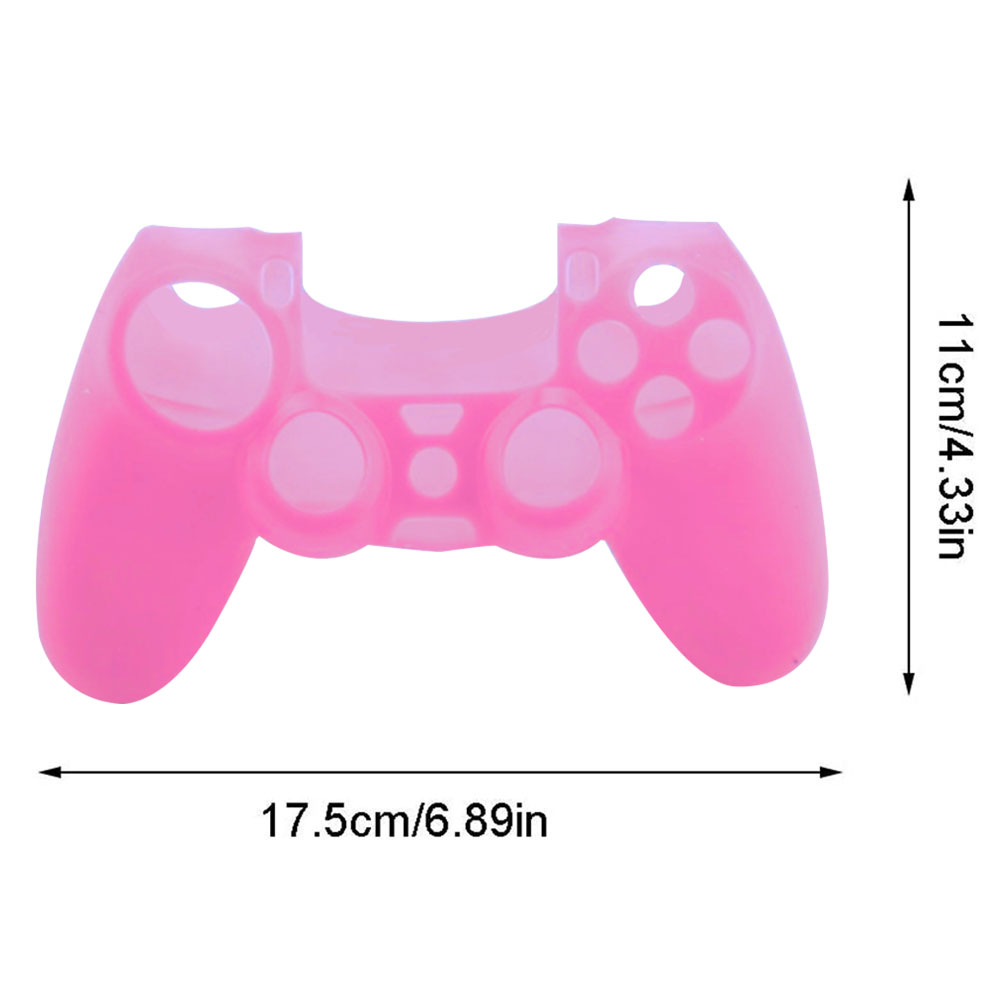 Rosa Silikonhülle für einen PlayStation-Controller, die Ausschnitte für Knöpfe und Abmessungen zeigt.