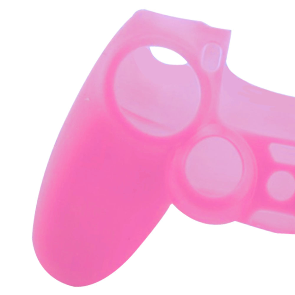 Nahaufnahme einer rosafarbenen Silikon-PlayStation-Controller-Abdeckung, die partielle Tastenanordnungen zeigt.