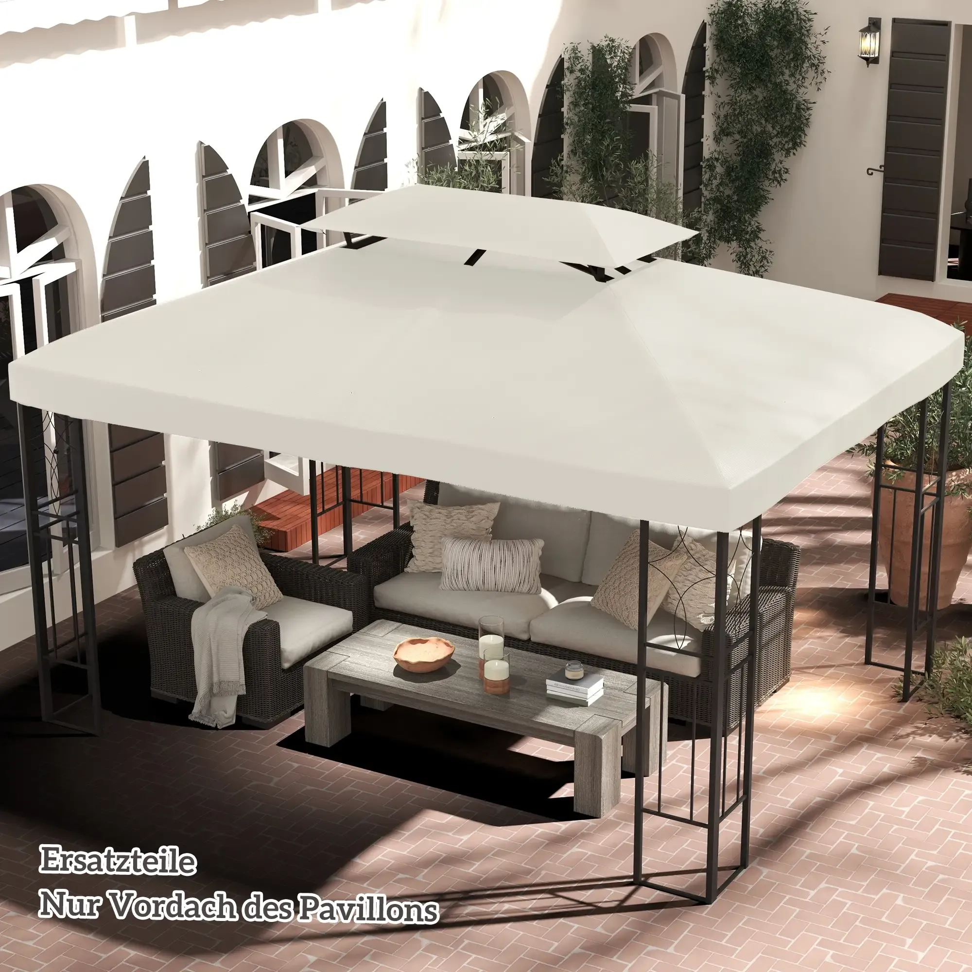 Outdoor-Patio-Setup mit einem Pavillon, Sitzgelegenheiten, Tisch und dekorativen Elementen in einem Innenhof.