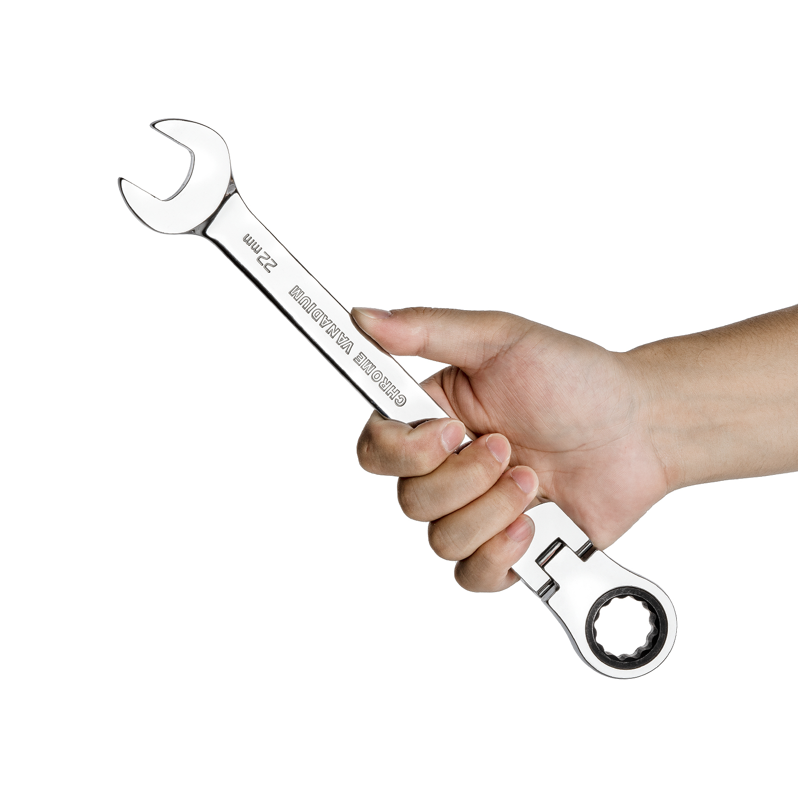 Una mano che tiene una chiave inglese argentata con testa pivotante su uno sfondo bianco.