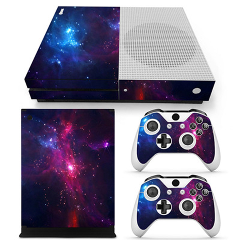 Eine Xbox-Konsole und zwei Controller mit einem Galaxie-Design mit blauen und violetten Nebeln.
