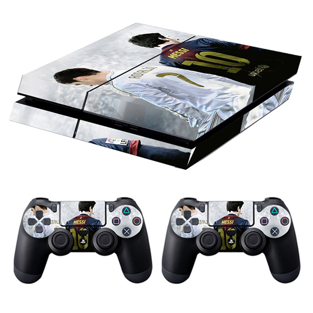 Eine PlayStation 4-Konsole und zwei Controller, alle mit einem Design mit Fußballspielern, einer mit der Nummer 7 und 10.