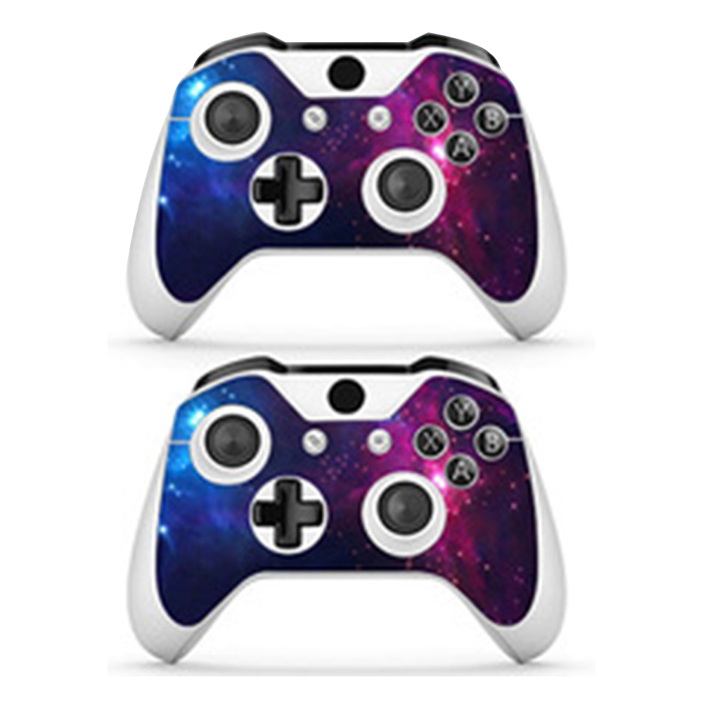 Zwei Gamecontroller mit einem Galaxie-Design, mit einer Mischung aus blauen und violetten Nebeln, Knöpfen und Richtungstasten.