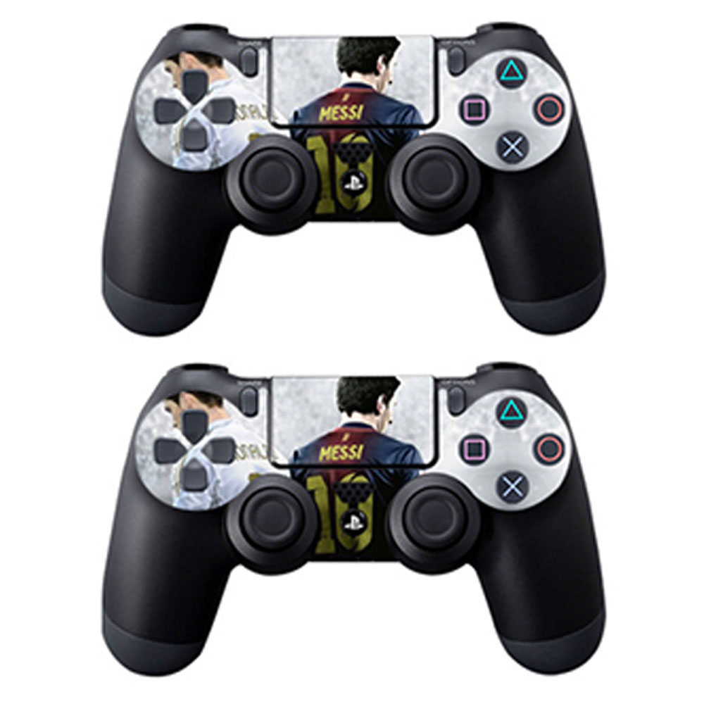 Zwei schwarze Gamecontroller mit Fußballspieler-Designs, einer mit der Nummer 10 und ein anderer mit einem Fußball.