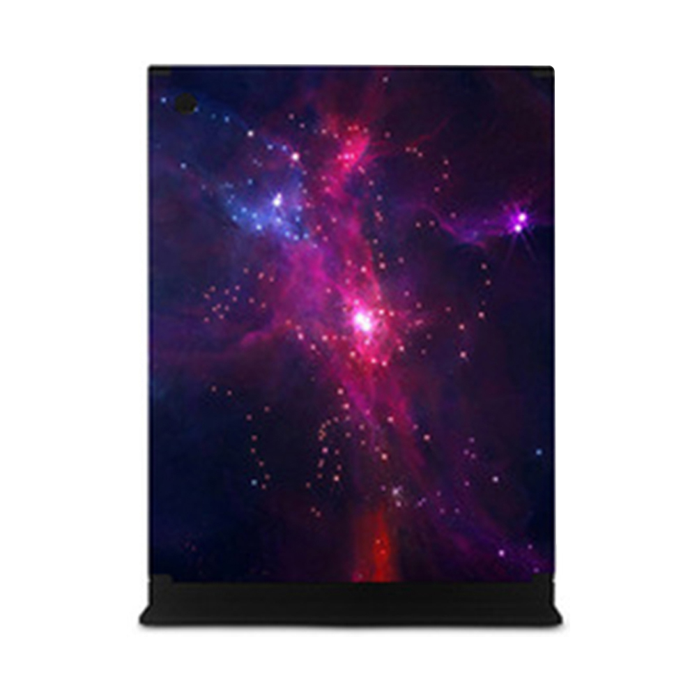 Ein Geräteständer mit einem Galaxie-Design, der violette und blaue Nebel vor einem dunklen Hintergrund zeigt.