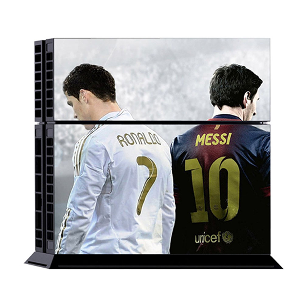 Eine PlayStation 4-Konsole mit einem Design, das Fußballspieler mit den Nummern 7 und 10 auf ihren Trikots zeigt.