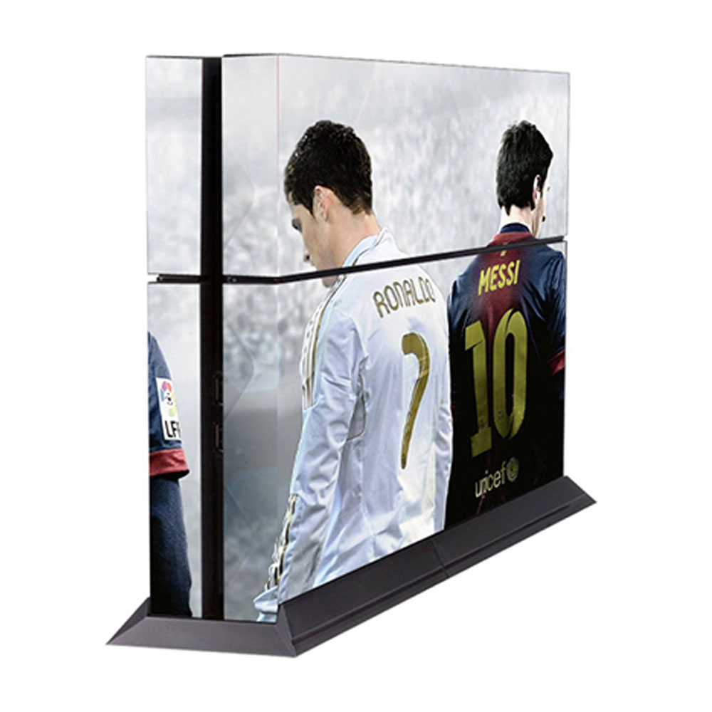 Eine PlayStation 4-Konsole mit einem Fußball-Themen-Design, das Spieler mit den Trikotnummern 7 und 10 zeigt.
