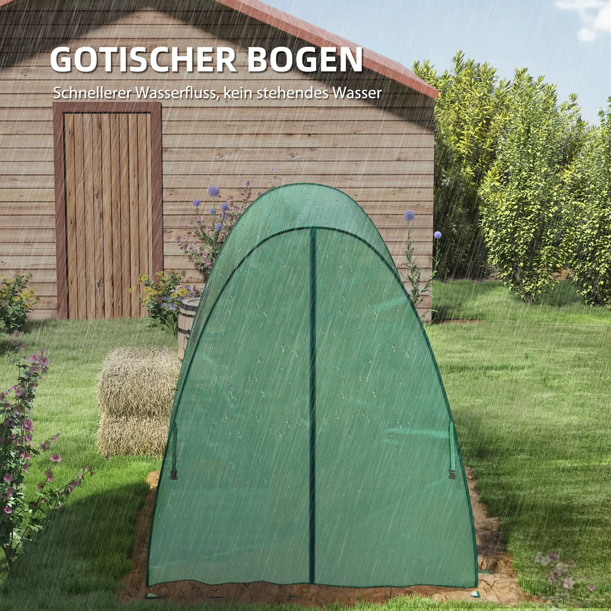 Eine grüne gotische Bogenpflanzenabdeckung steht im Freien im Regen, mit einer Holzkonstruktion im Hintergrund.