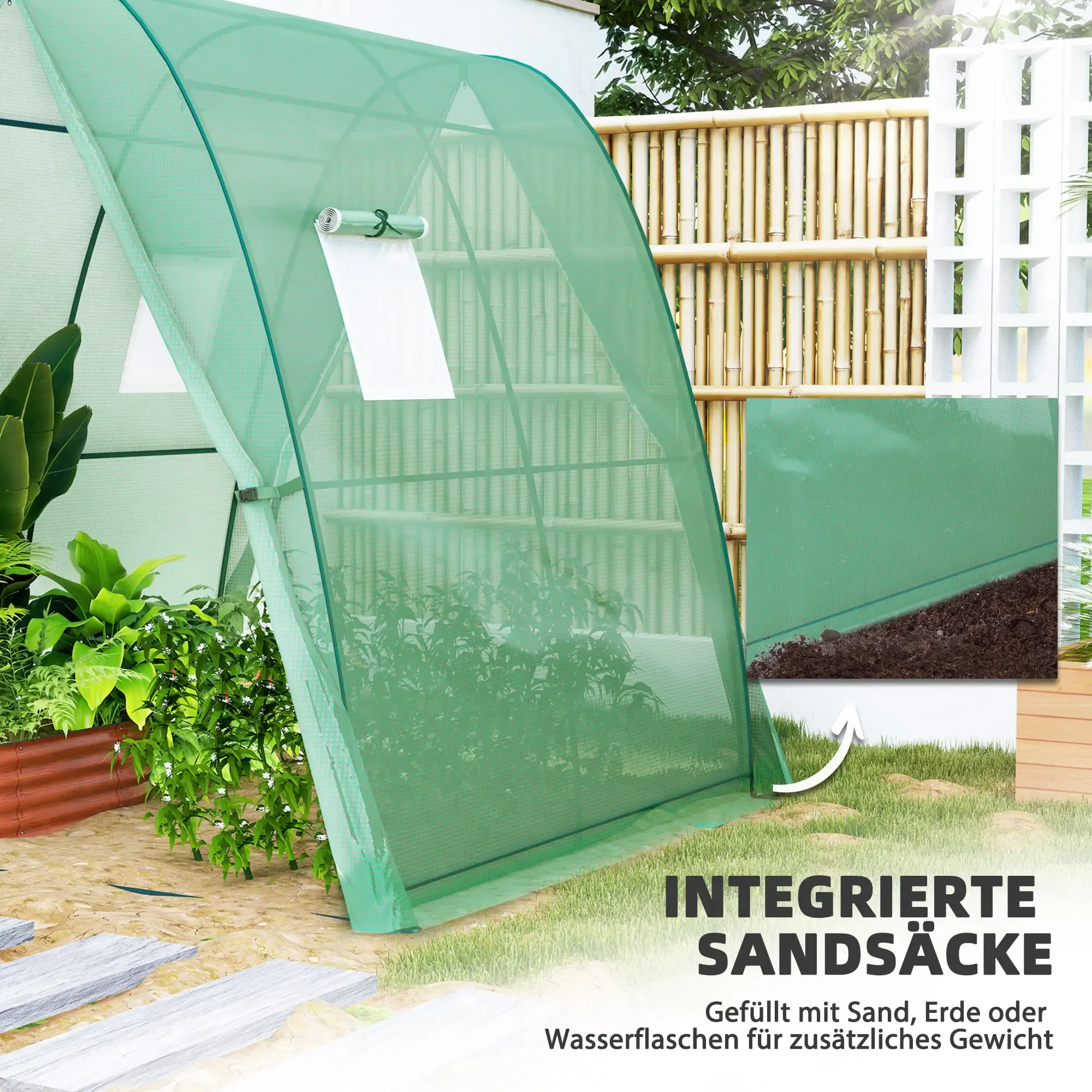 Ein grüner Pflanzenschutz mit integrierten Sandsäcken steht in einem Garten mit Bambuszaun.