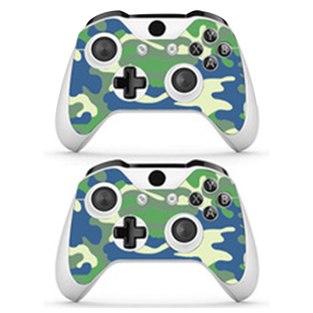 Zwei Xbox-Controller mit Tarnmuster auf weißem Hintergrund.