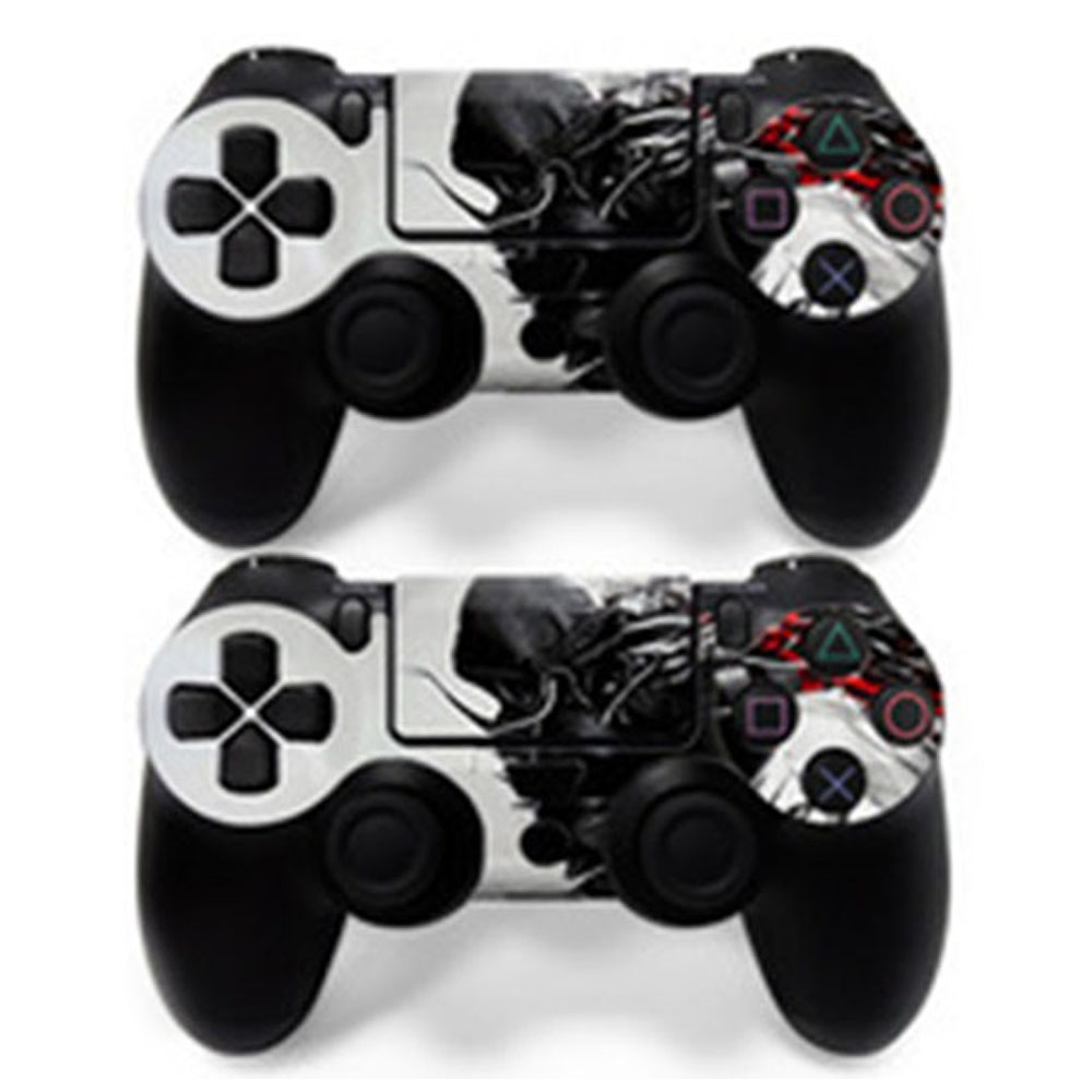 Zwei PS4-Controller im Prototype 2-Design auf weißem Hintergrund.