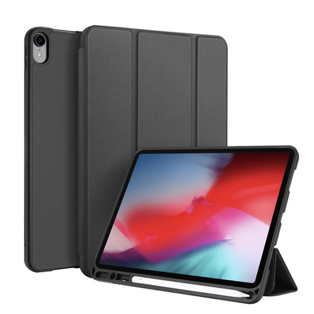 Ein graues Tablet mit schwarzer Hülle ist aufgeklappt und zeigt seinen Bildschirm und einen weißen Stift.